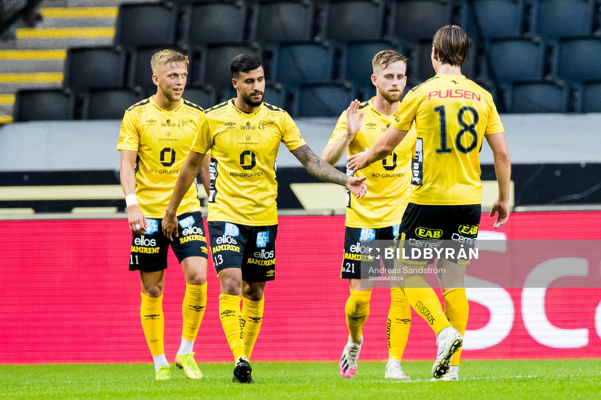 Elfsborgs Jesper Karlsson  (v) gör 0-2 och gratuleras av
