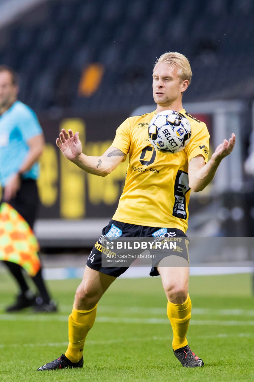 Elfsborgs Johan Larsson tar ner en boll