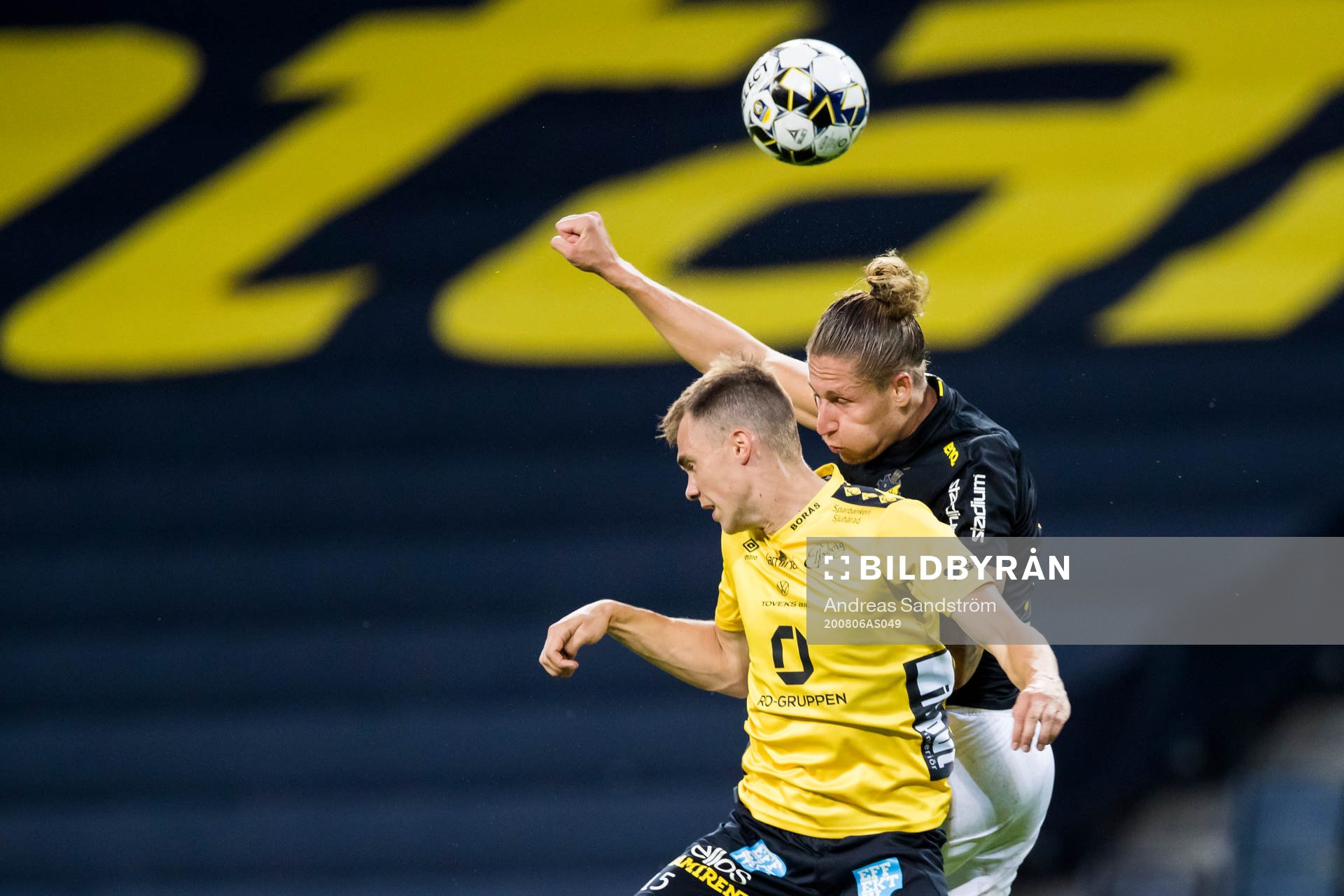 s Felix Michel i kamp om bollen med Elfsborgs Leo Väisänen