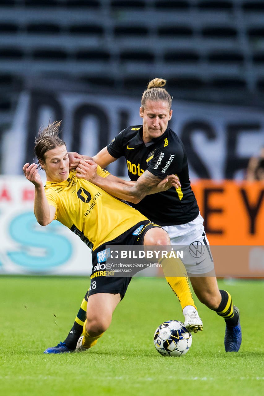 Elfsborgs Simon Olsson i kamp med AIK:s Felix Michel under fotbollsmatchen i Allsvenskan mellan AIK och Elfsborg den 6 augusti 2020 i Stockholm.