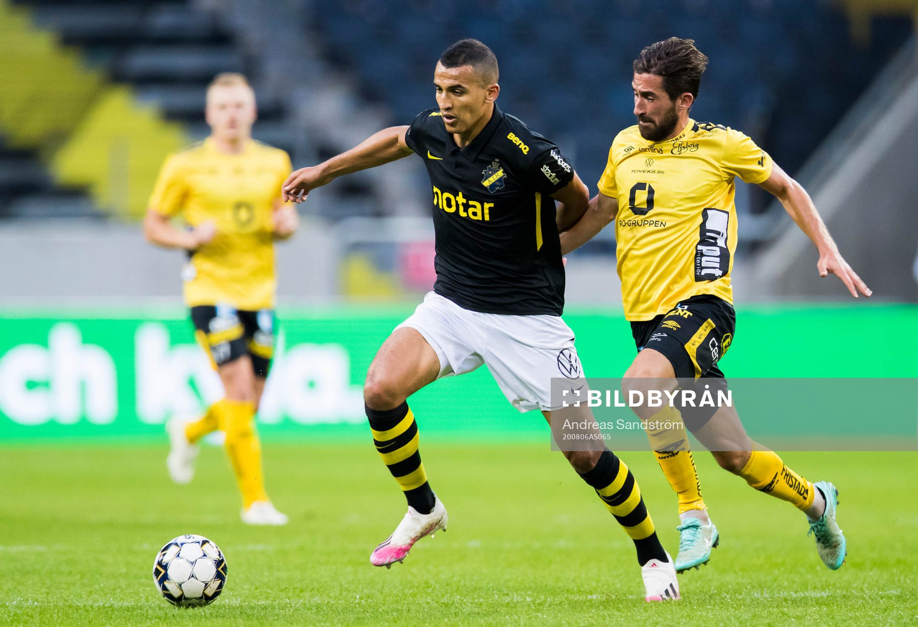 s Nabil Bahoui i kamp om bollen med Elfsborgs Frederik Holst