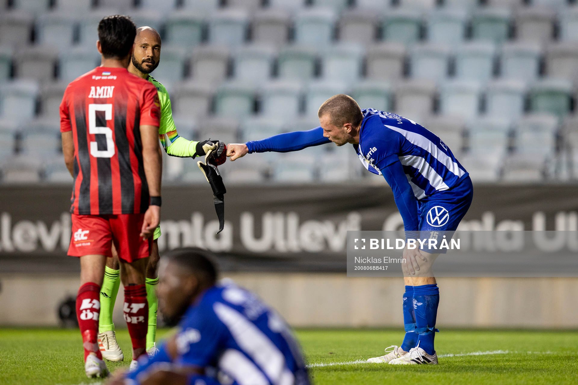 IFK Göteborgs Jakob Johansson tackar Östersunds målvakt Aly Keita efter fotbollsmatchen i Allsvenskan mellan IFK Göteborg och Östersund den 6 augusti 2020 i Göteborg.