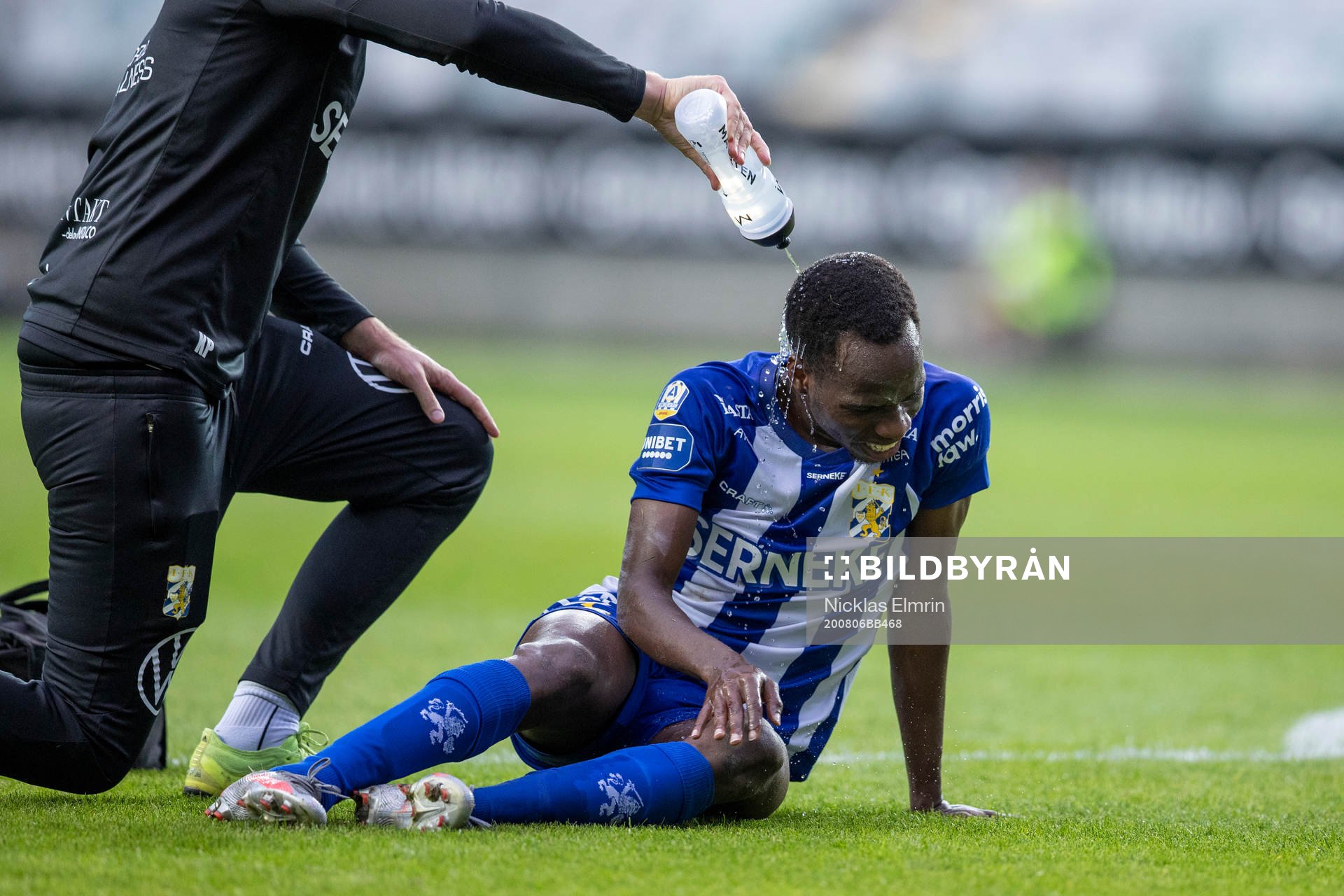 IFK Göteborgs Alhassan Yusuf Abdullahi kyls ner med vatten