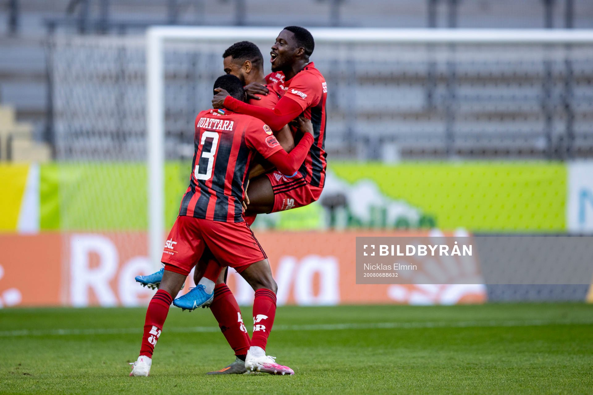 Östersunds Noah Sonko Sundberg, Isak Ssewankambo och Kalpi Wilfried Ouattara jublar efter 2-1 under fotbollsmatchen i Allsvenskan mellan IFK Göteborg och Östersund den 6 augusti 2020 i Göteborg.