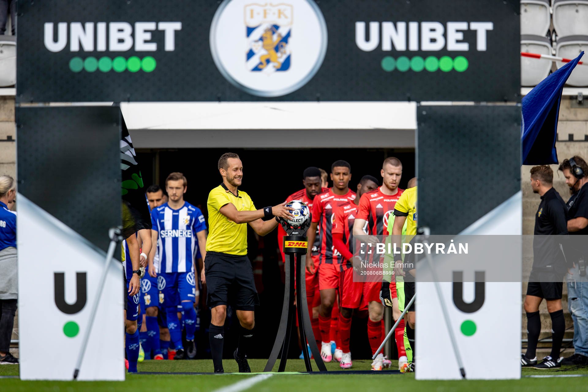 Domaren Victor Wolf plockar matchbollen inför fotbollsmatchen i Allsvenskan mellan IFK Göteborg och Östersund den 6 augusti 2020 i Göteborg.