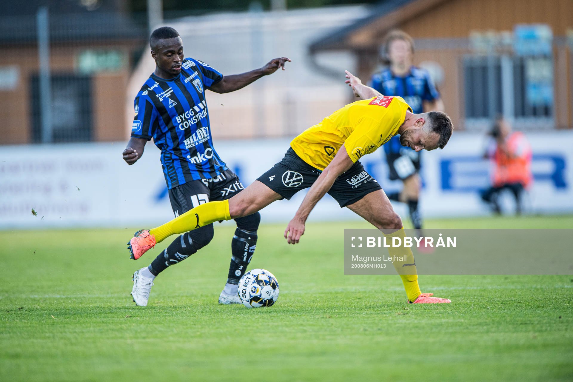 Sirius Nahom Girmai Netaby  och Mjällbys Max Watson