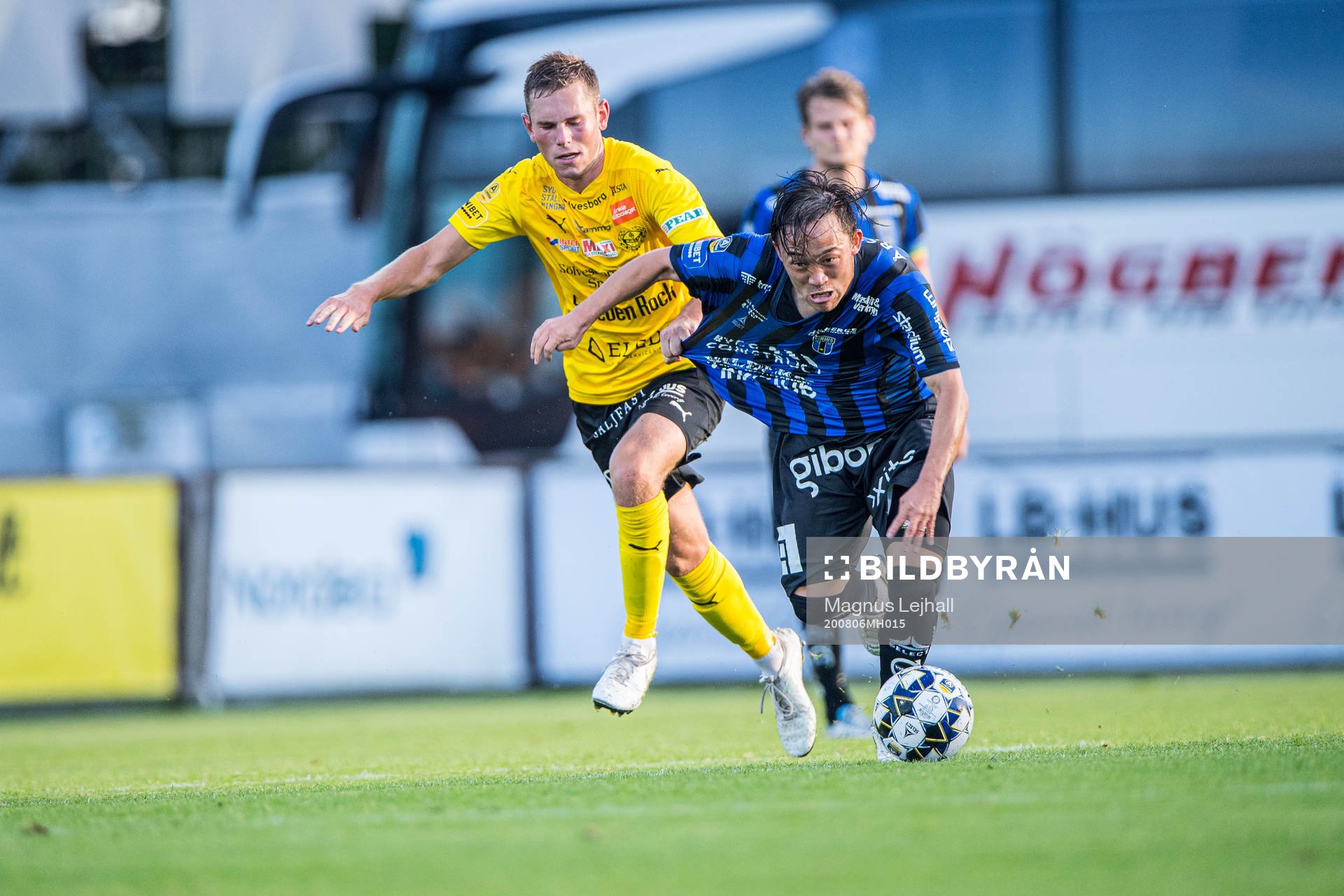 Mjällbys Adam Petersson  jagar Sirius Yukiya Sugita