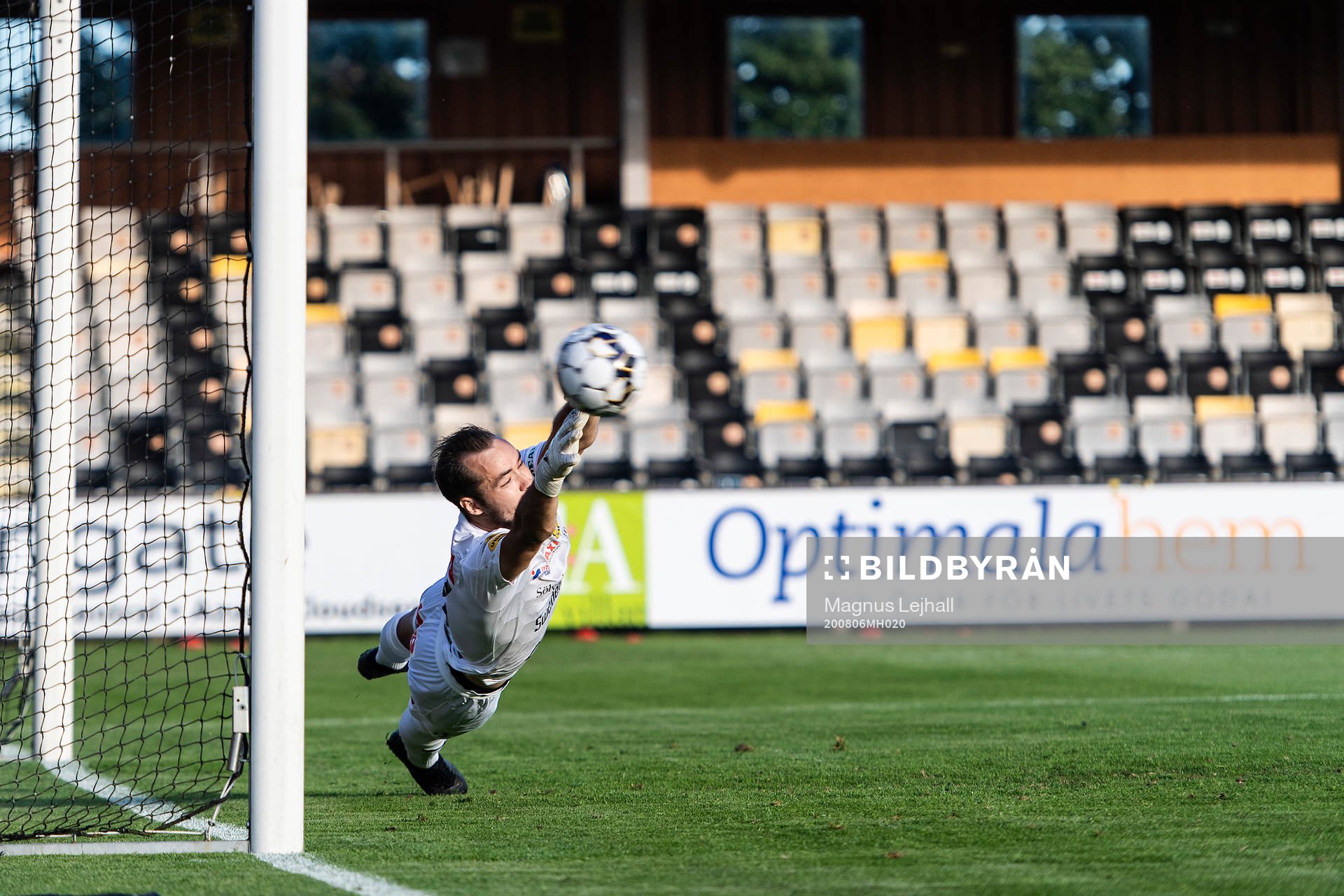 Mjällbys målvakt Carl-Johan Eriksson släpper in 0-1 på
