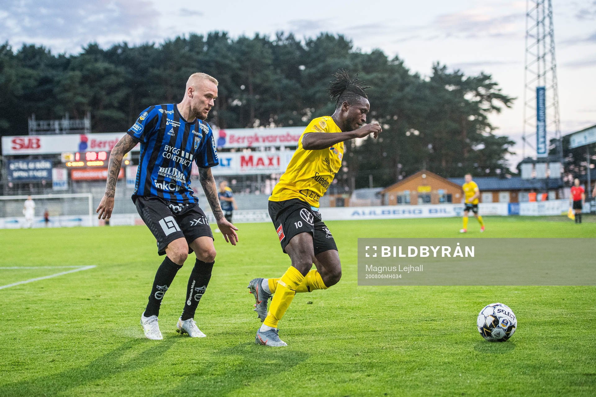 Sirius Adam Ståhl  och Mjällbys Mamudo Moro