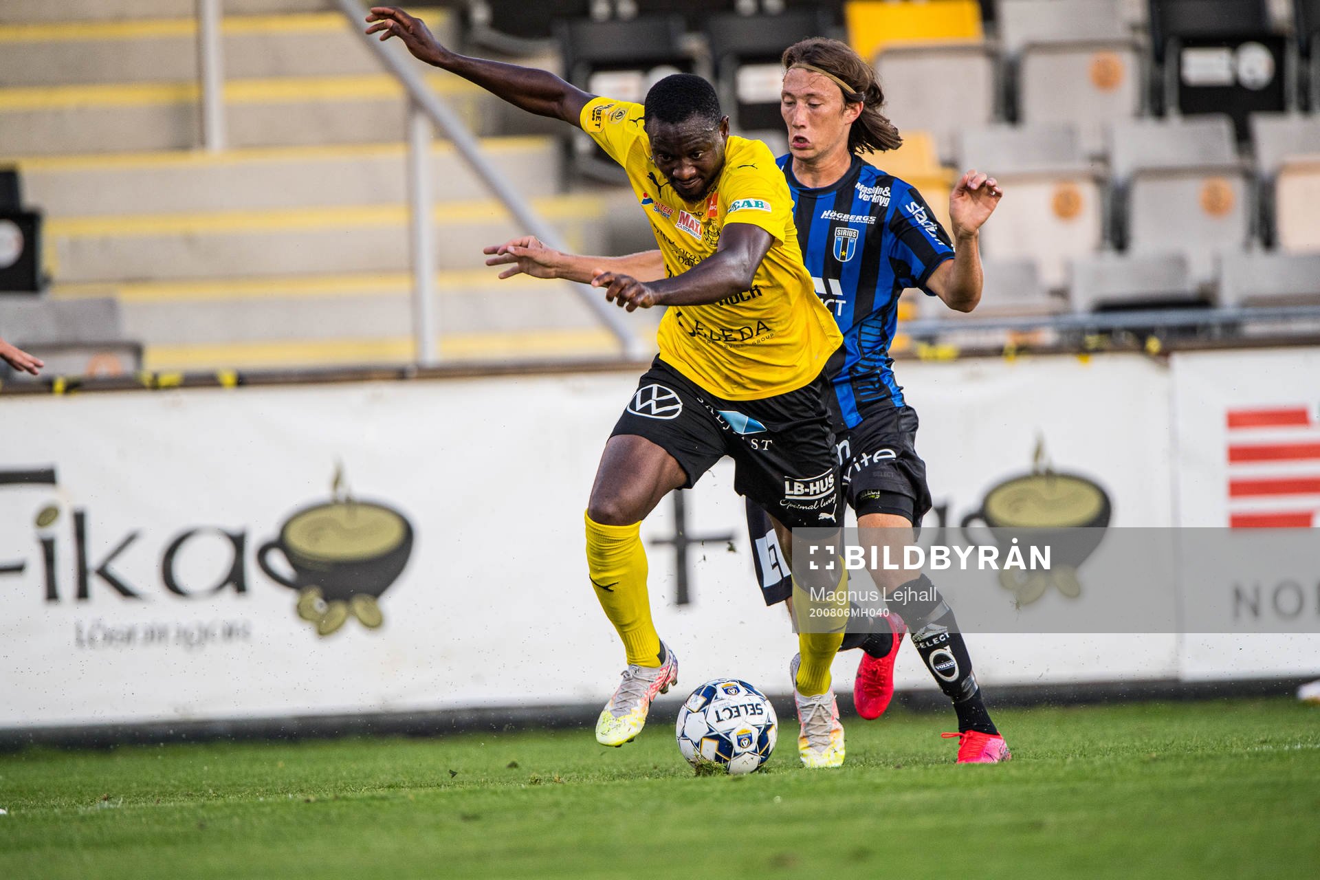 Sirius Axel Björnström  och Mjällbys Moses Orwohicho Ogbu