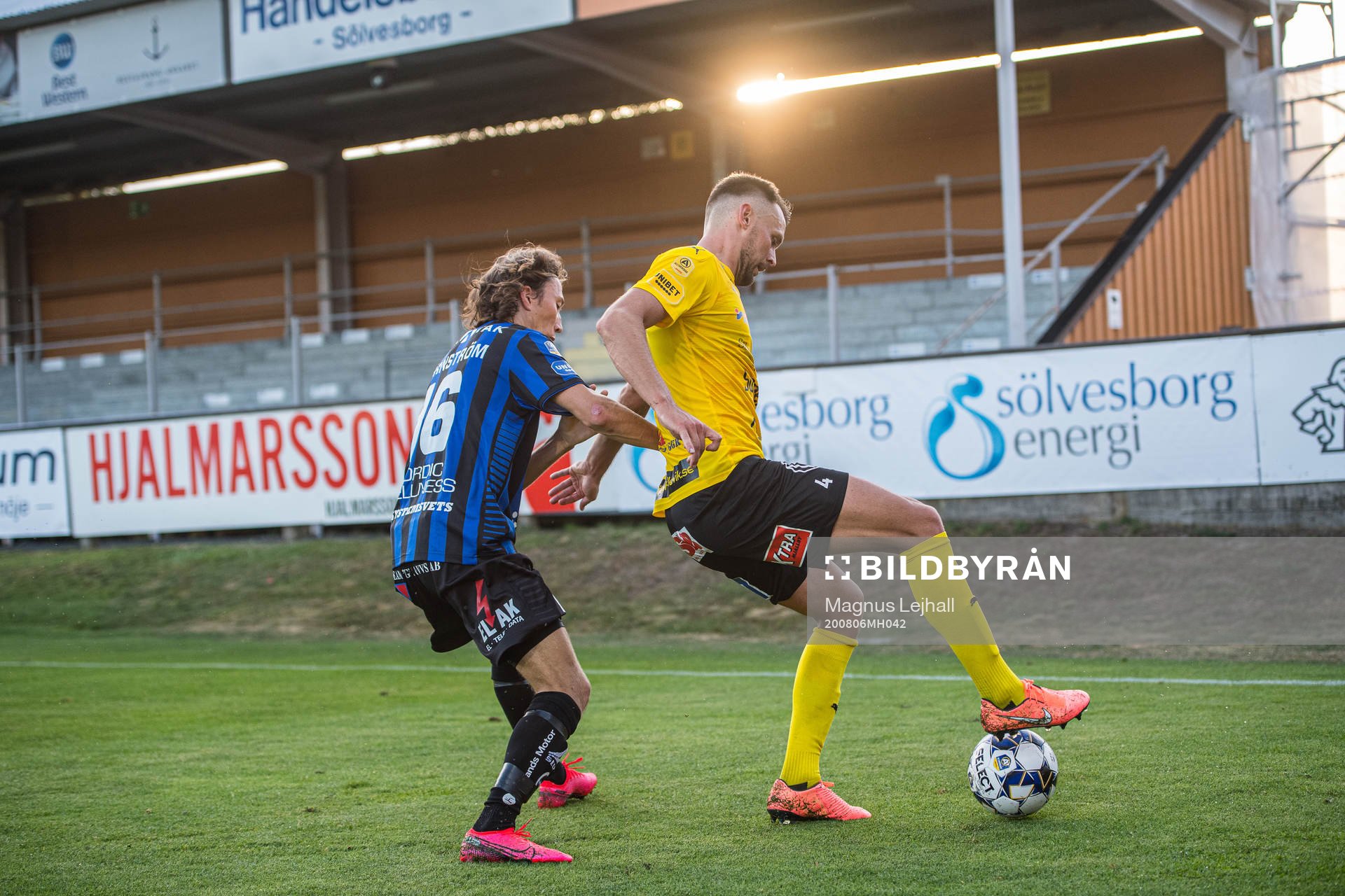 Sirius Axel Björnström  och Mjällbys Max Watson