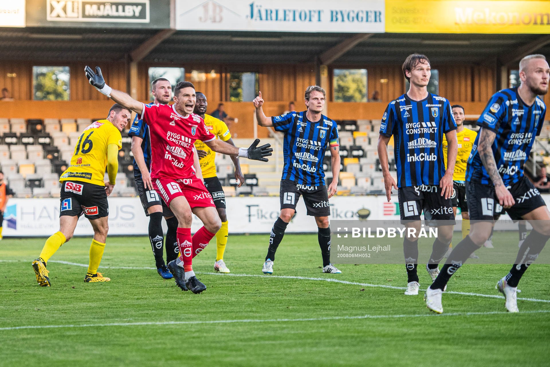 Sirius målvakt Jonathan Viscosi  reagerar