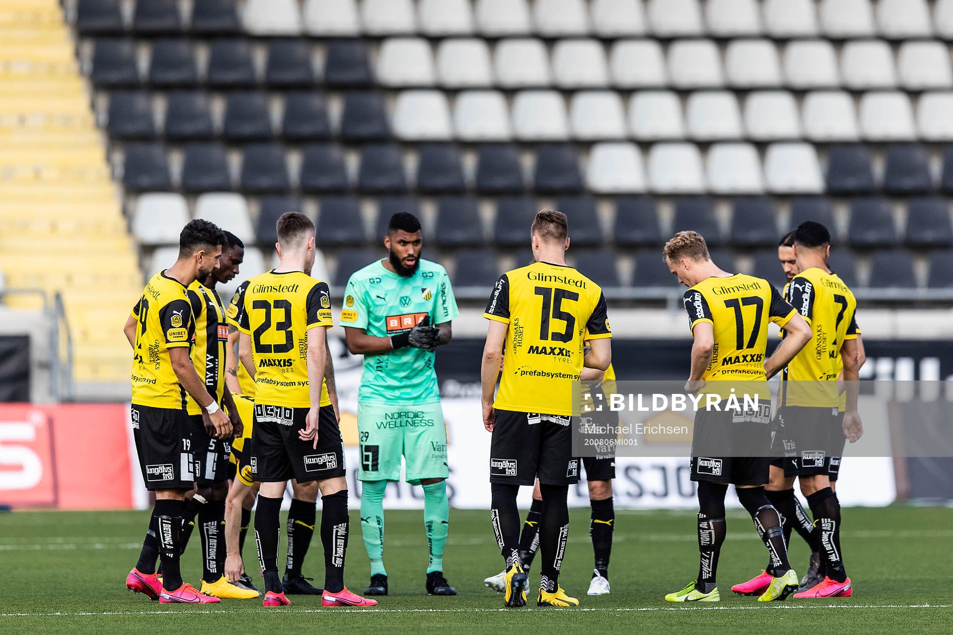 Häckens målvakt Jonathan Ursin Rasheed samlas med