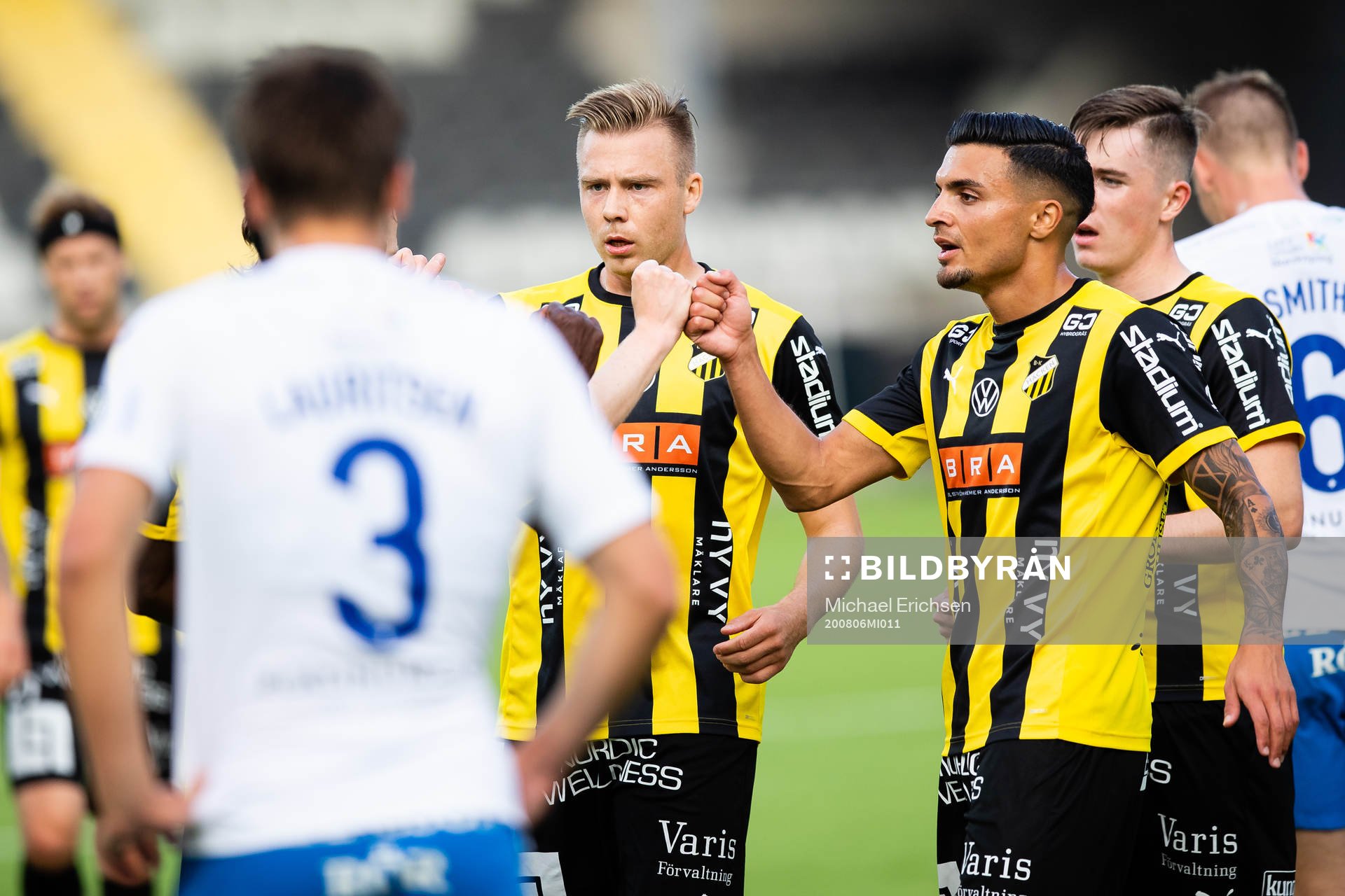 Häckens Alexander Söderlund jublar med lagkamrater