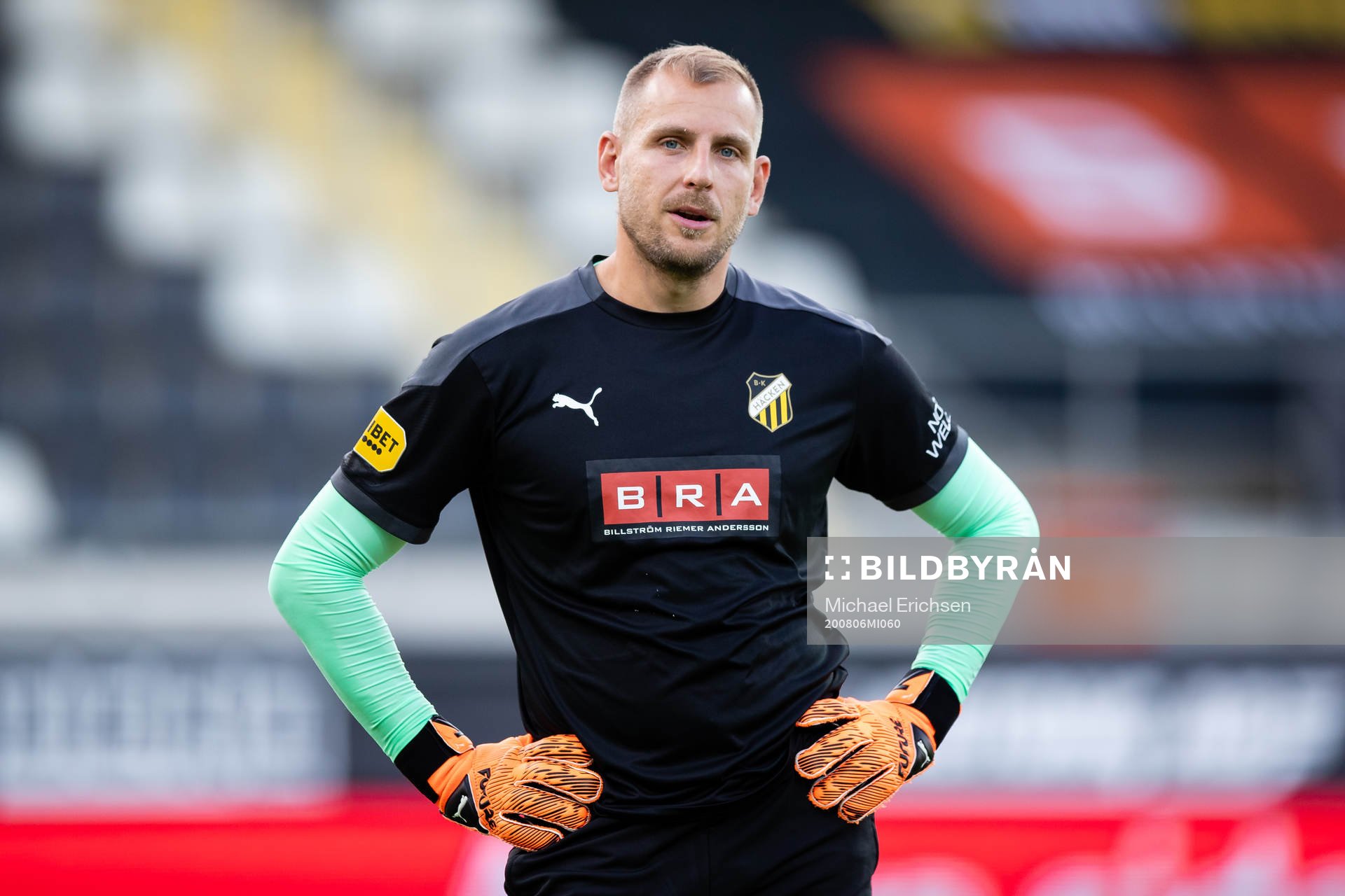 Häckens målvakt Alexander Nadj innan fotbollsmatchen i