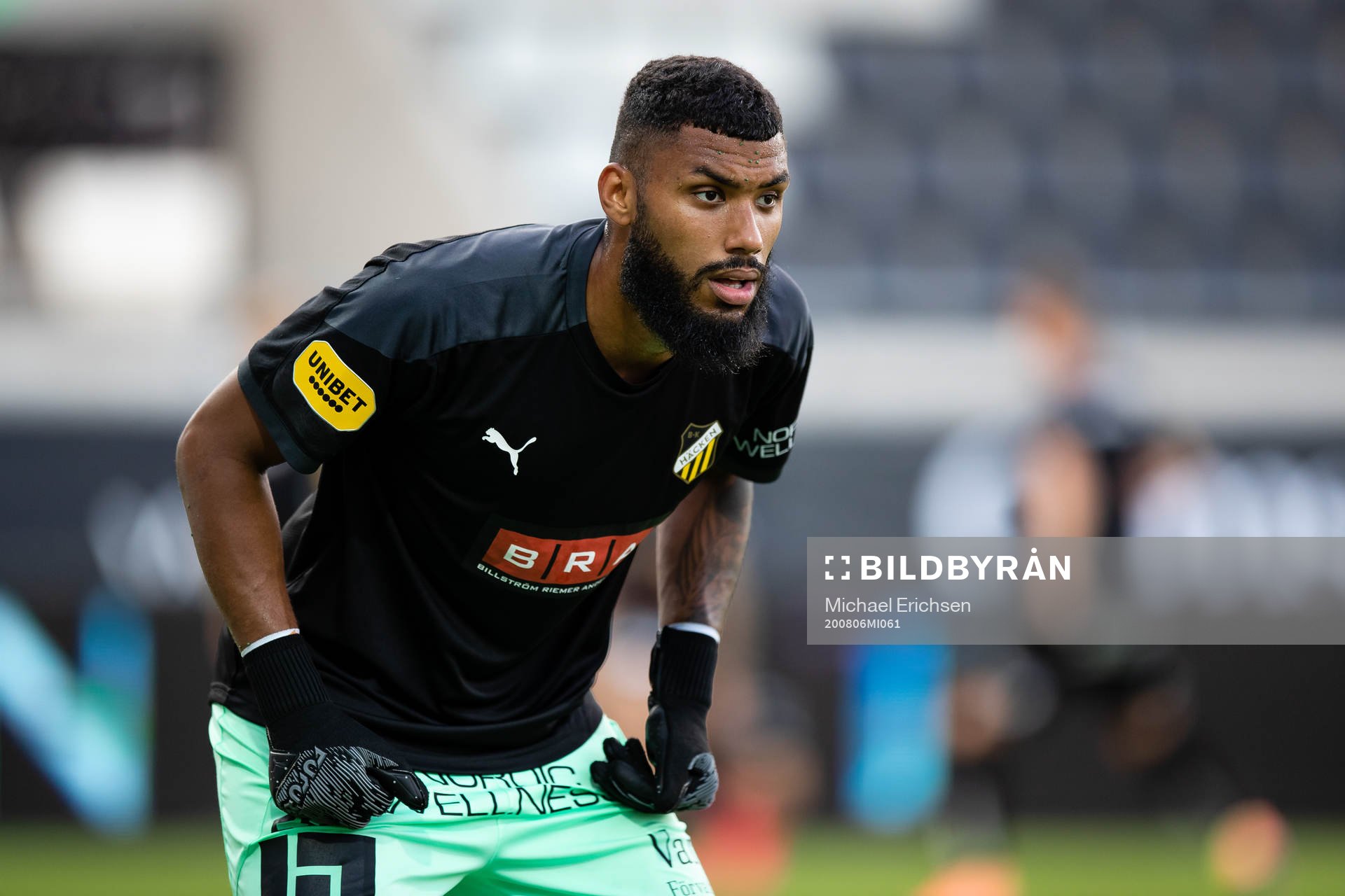 Häckens målvakt Jonathan Ursin Rasheed innan