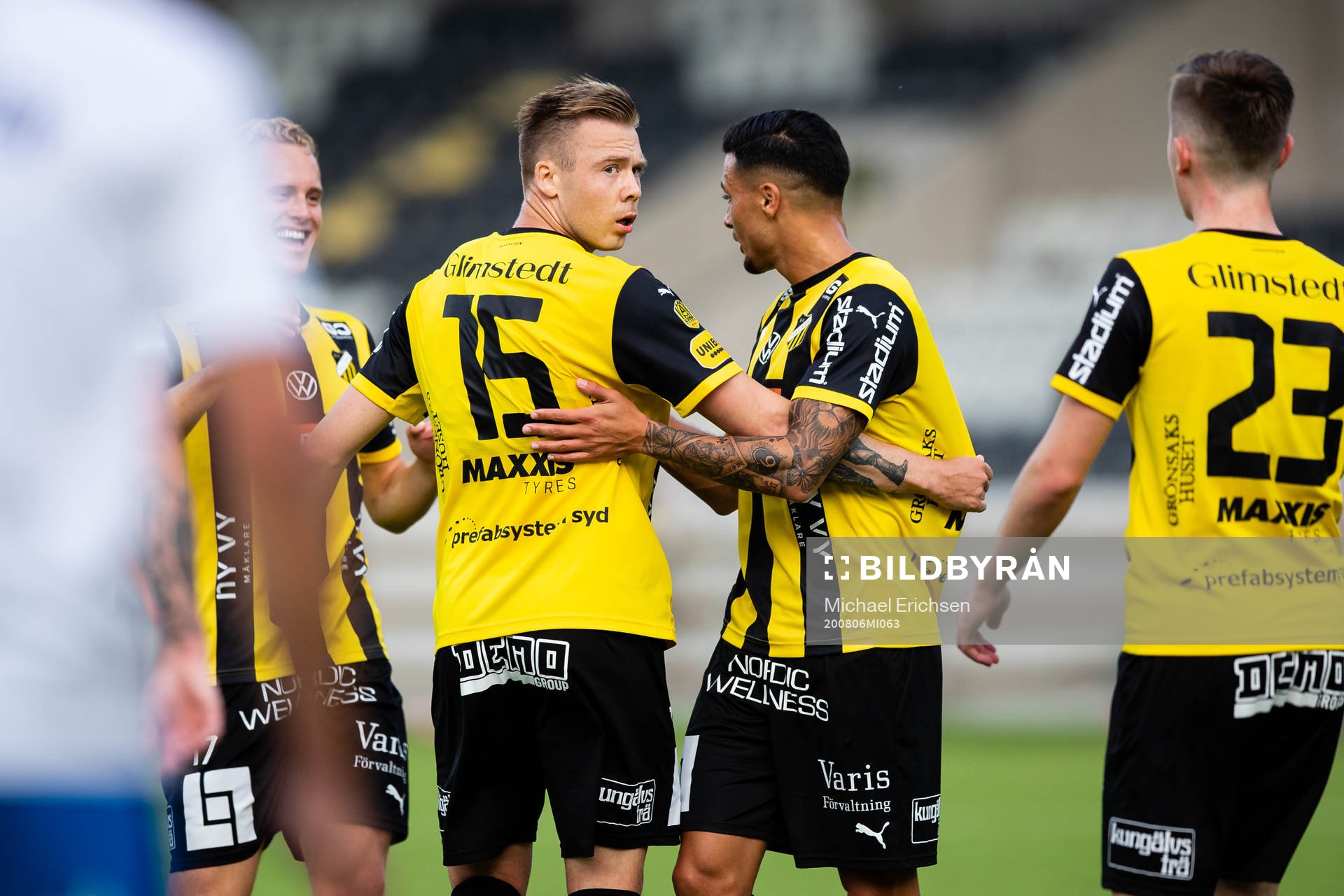 Häckens Alexander Söderlund jublar med lagkamrater