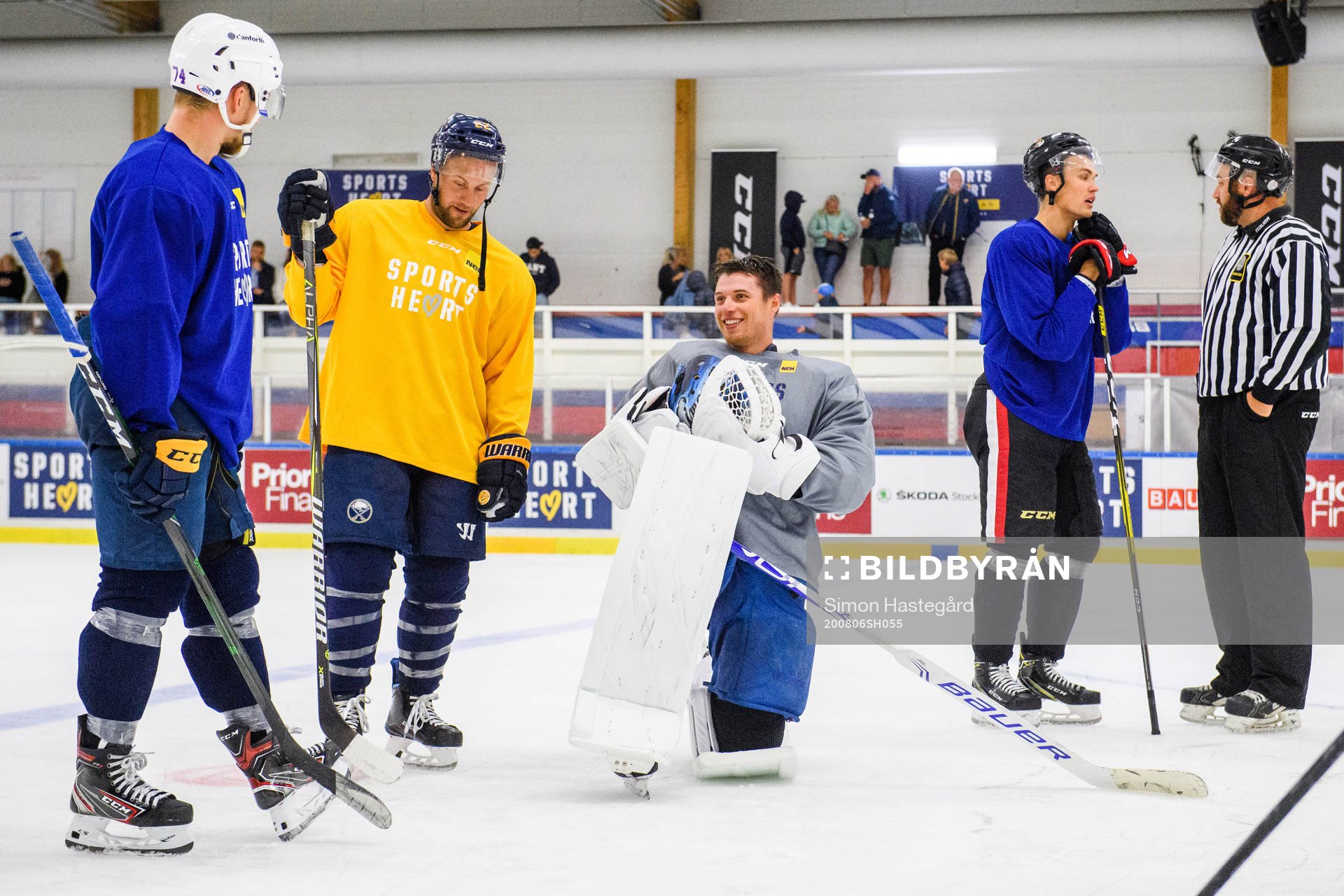 Buffalo Sabres Johan Larsson och målvakt Jonas Johansson