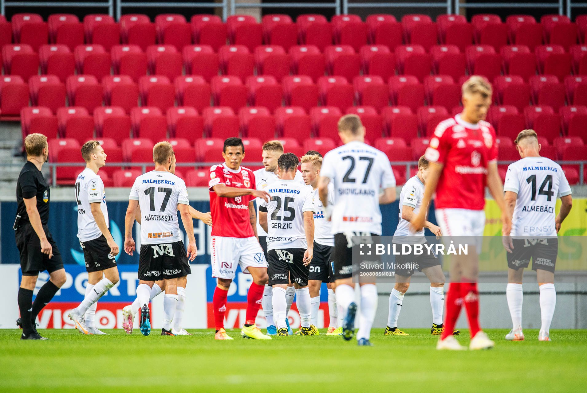 Örebros Nahir Besara jublar med lagkamrater