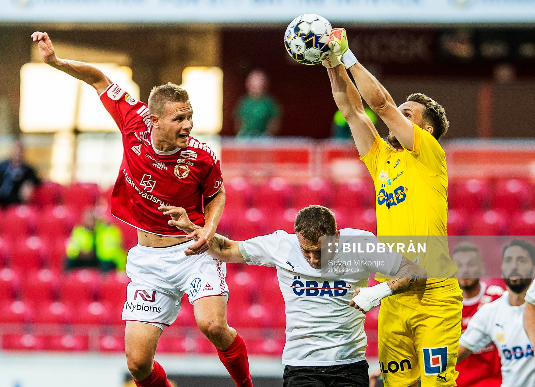 Kalmars Erik Israelsson och Örebros målvakt Oscar Jansson