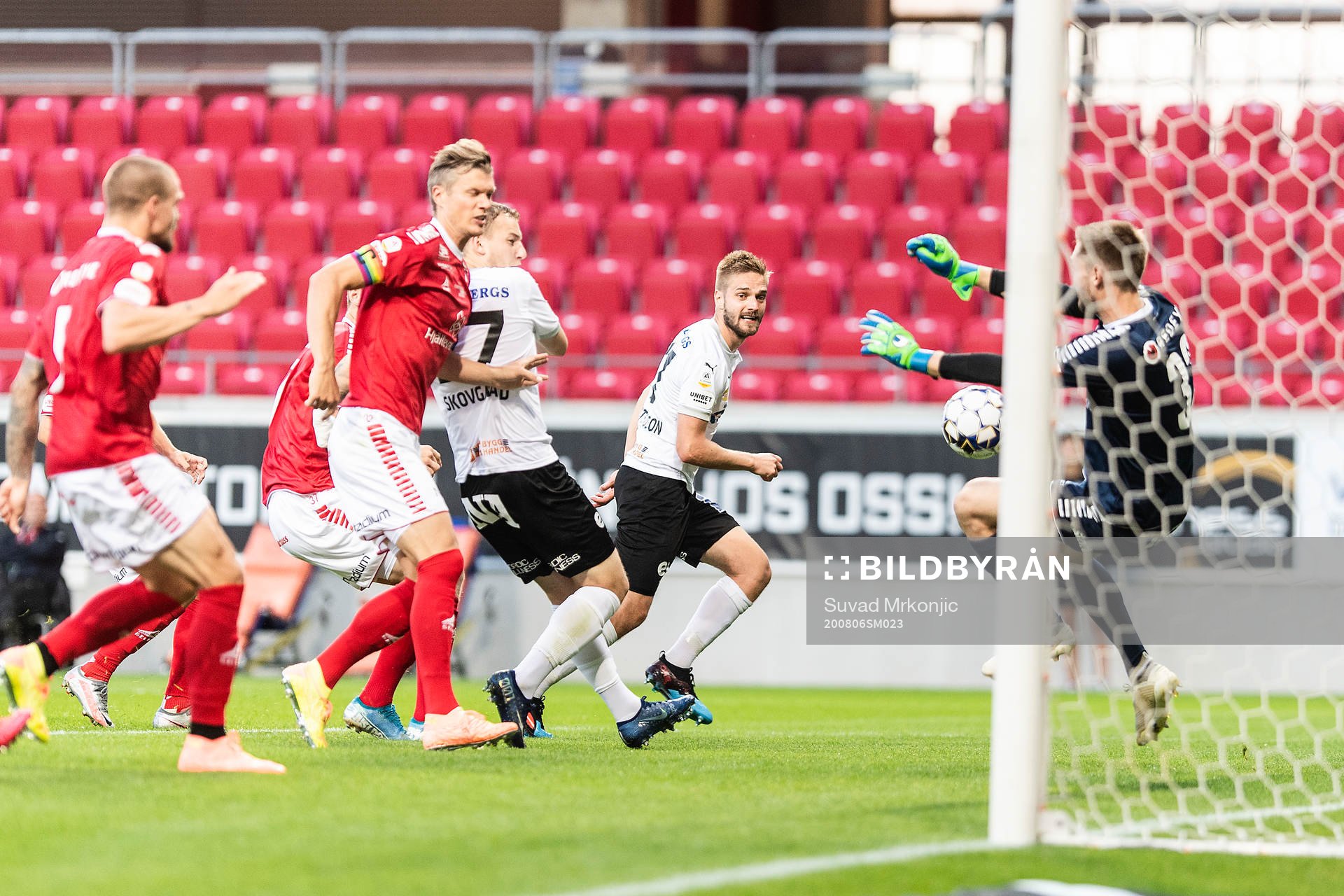 Kalmars målvakt Lucas Hägg-Johansson med en räddning av