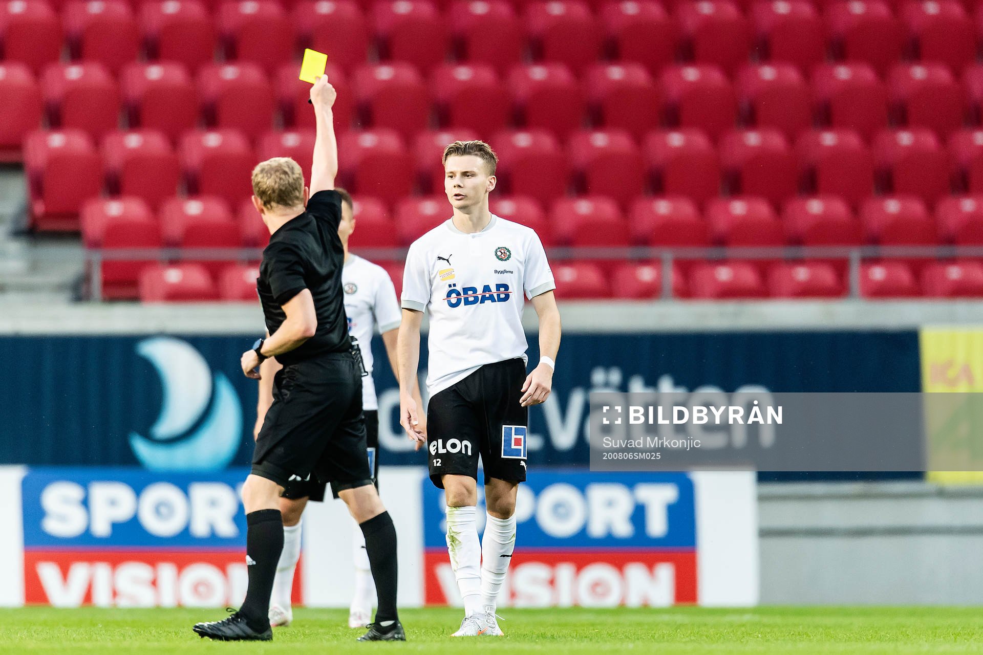 Örebros Jake Larsson tilldelas ett gult kort