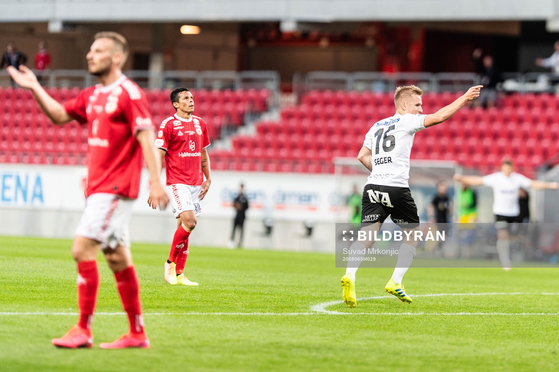 Örebros David Seger jublar