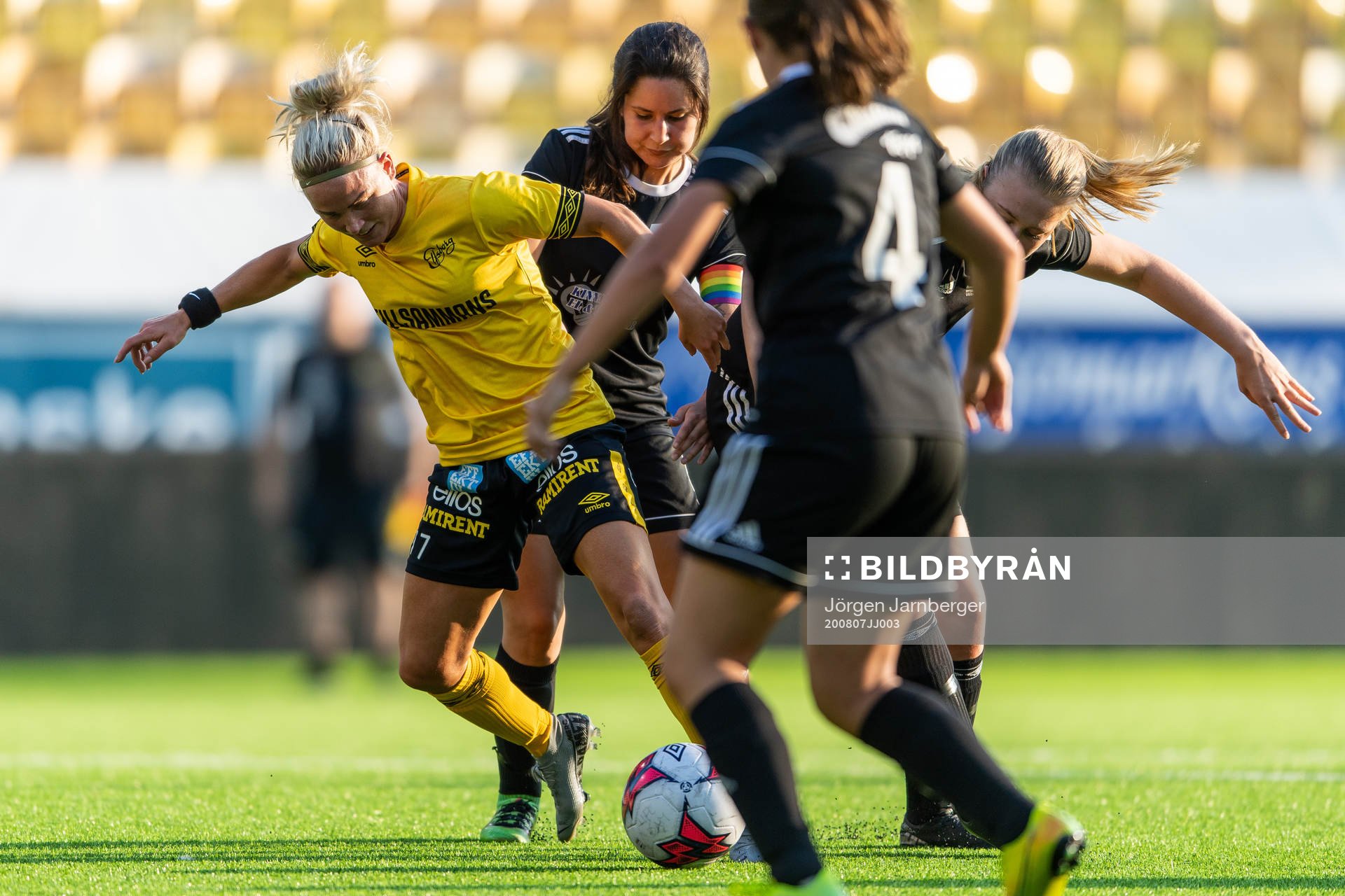 Elfsborgs Sara Jardving i kamp med Hus Sara Valenzuela under fotbollsmatchen i Division 4 Dam mellan Elfsborg och Hus den 7 augusti 2020 i Borås.