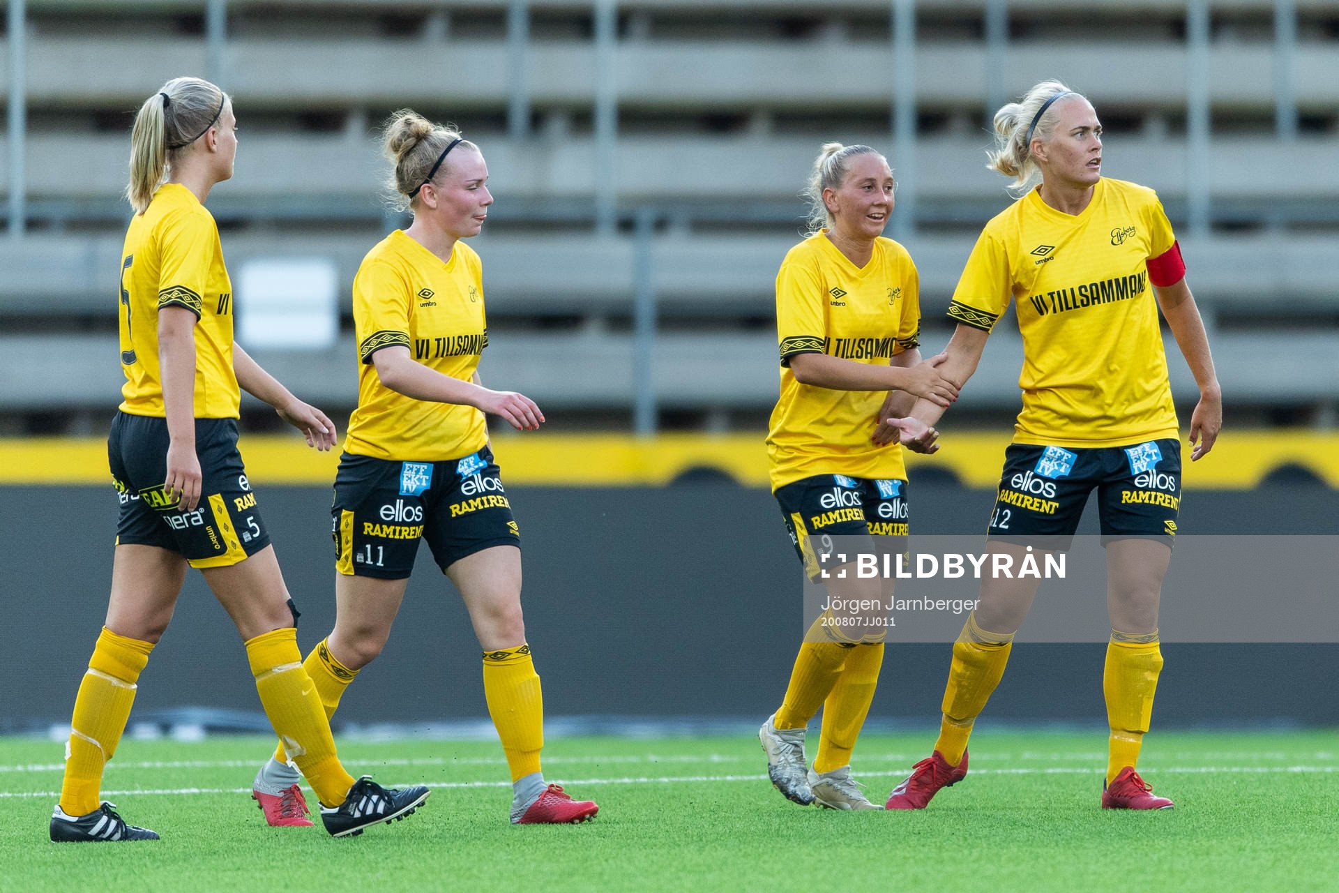 Elfsborgs Cornelia Andersson kramas om av Ellen Larsson och