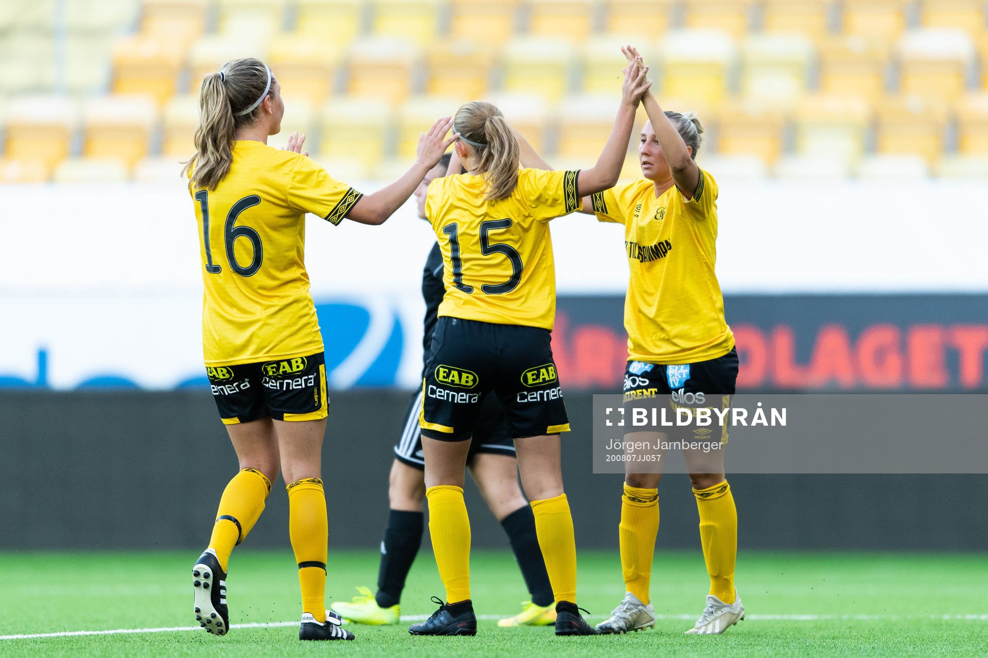 Elfsborgs Olivia Gurtata och Cornelia Andersson jublar med