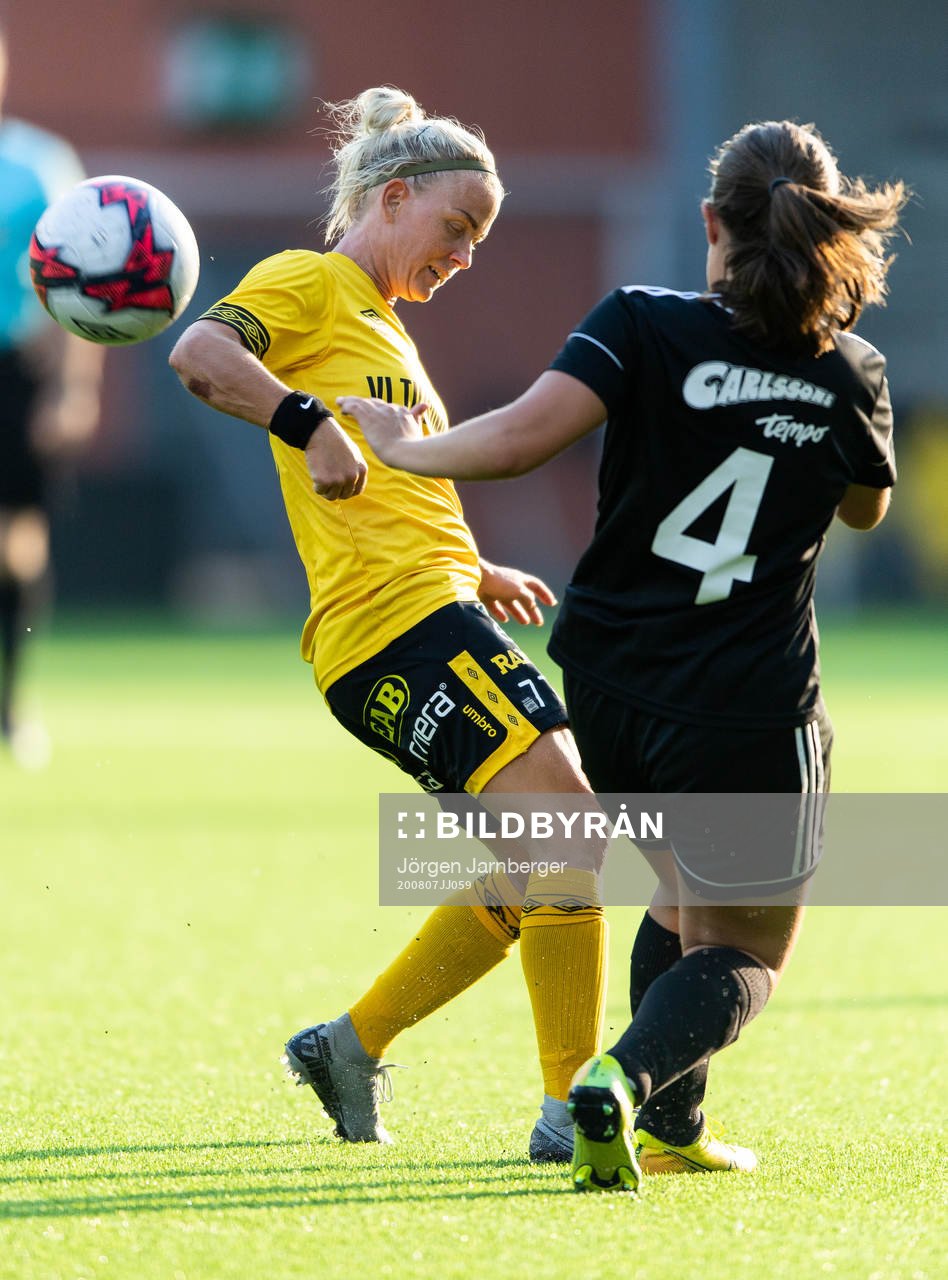 Elfsborgs Sara Jardving i kamp med Hus Emma Surtevall under fotbollsmatchen i Division 4 Dam mellan Elfsborg och Hus den 7 augusti 2020 i Borås.