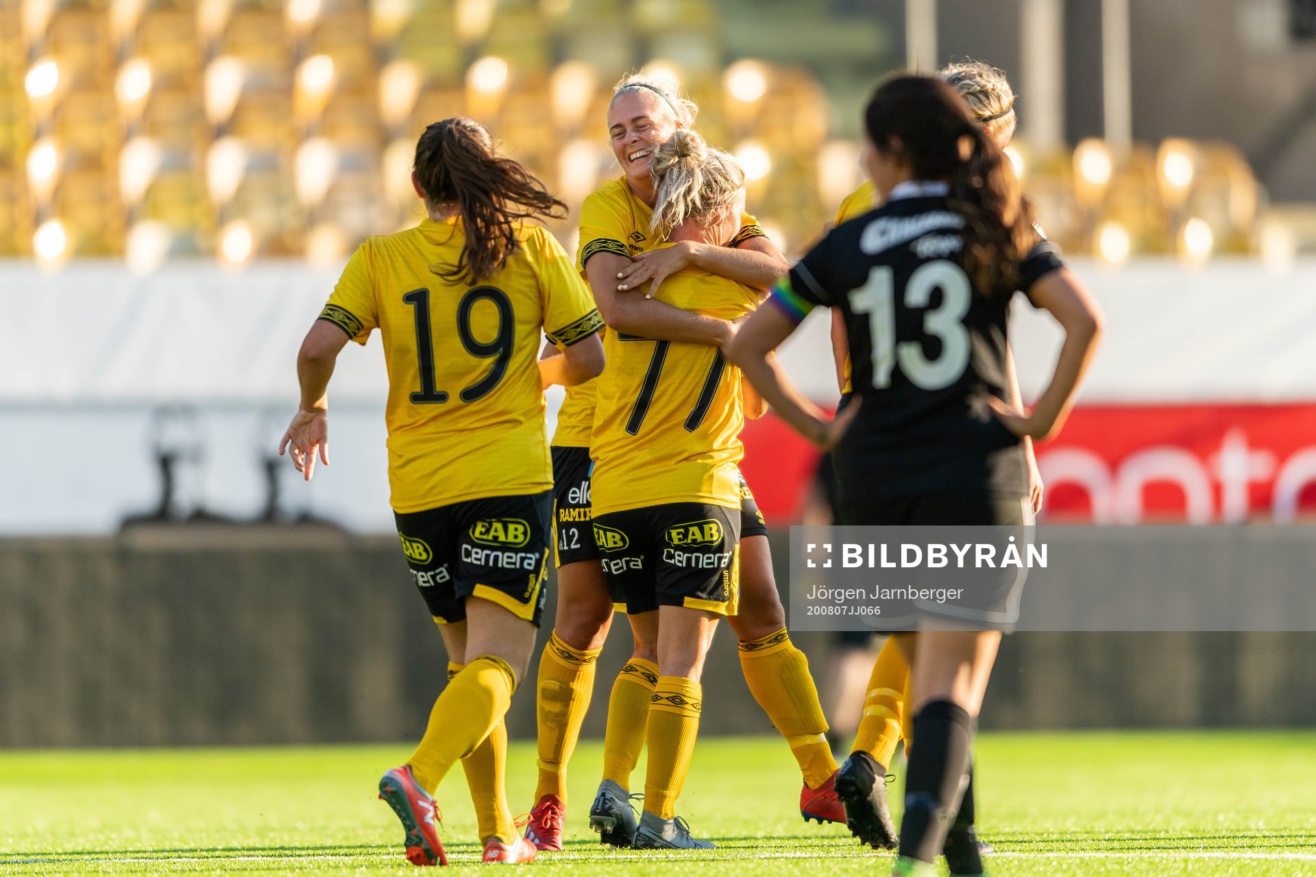Elfsborgs Ellen Larsson kramar om Sara Jardving som gjort mål under fotbollsmatchen i Division 4 Dam mellan Elfsborg och Hus den 7 augusti 2020 i Borås.