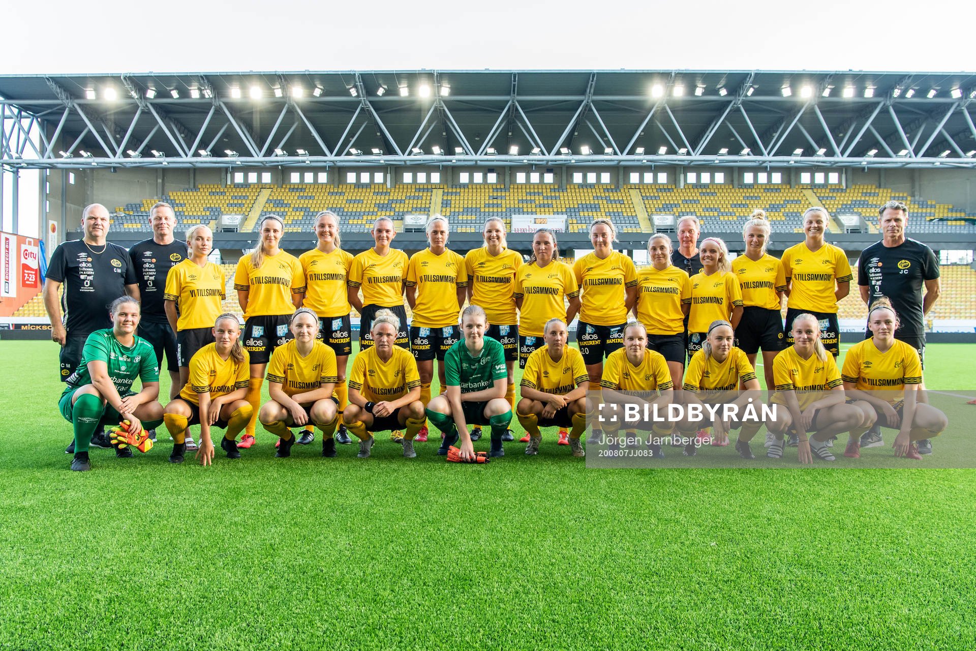 Elfsborgs trupp med ledare bakre raden från vänster lagledare Claes Mattsson, ledare Nichlas Carlsson, Tea Skoglund, Sandra Steen, Olivia Gurtata, Wilda Johansson, Ellen Larsson, Gabriella Uddh, Johanna Kalinski Köhlqust, Ebba Johansson, Cornelia Lind Kékesy, ledare Jan Ryrlén, Moa Skoglund, Linn Sångberg, Sara Isaksson och tränare Joakim Carlsson. Främre raden från vänster målvakt Sanna Öjersson, Ebba Nåfält, Fanny Johansson, Sara Jardving, målvakt Lia Viking, Cornelia Andersson, Linda Westberg Carlsson, Evelina Brink , Matilda Ståhlbom Karlsson och Leann Nyström under fotbollsmatchen i Division 4 Dam mellan Elfsborg och Hus den 7 augusti 2020 i Borås.