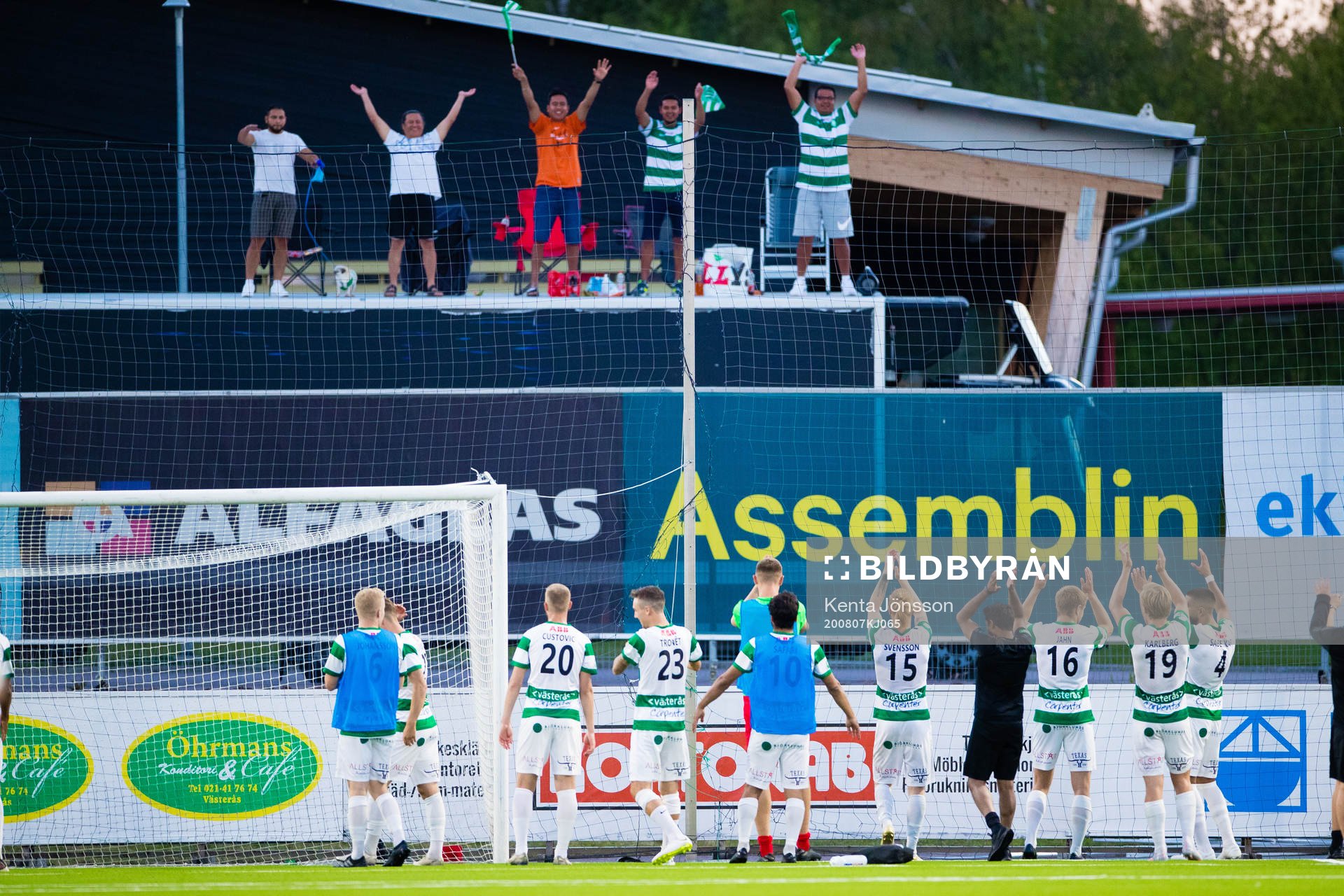Västerås spelare jublar med supportrar