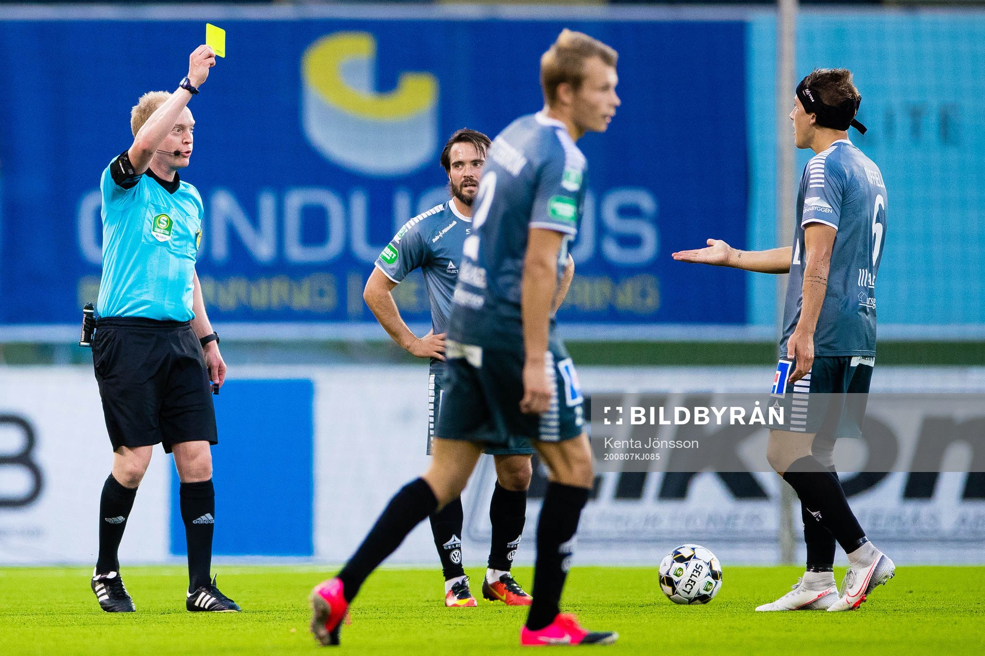 Brages Bjarni Mark Antonsson Duffield får ett gult kort av