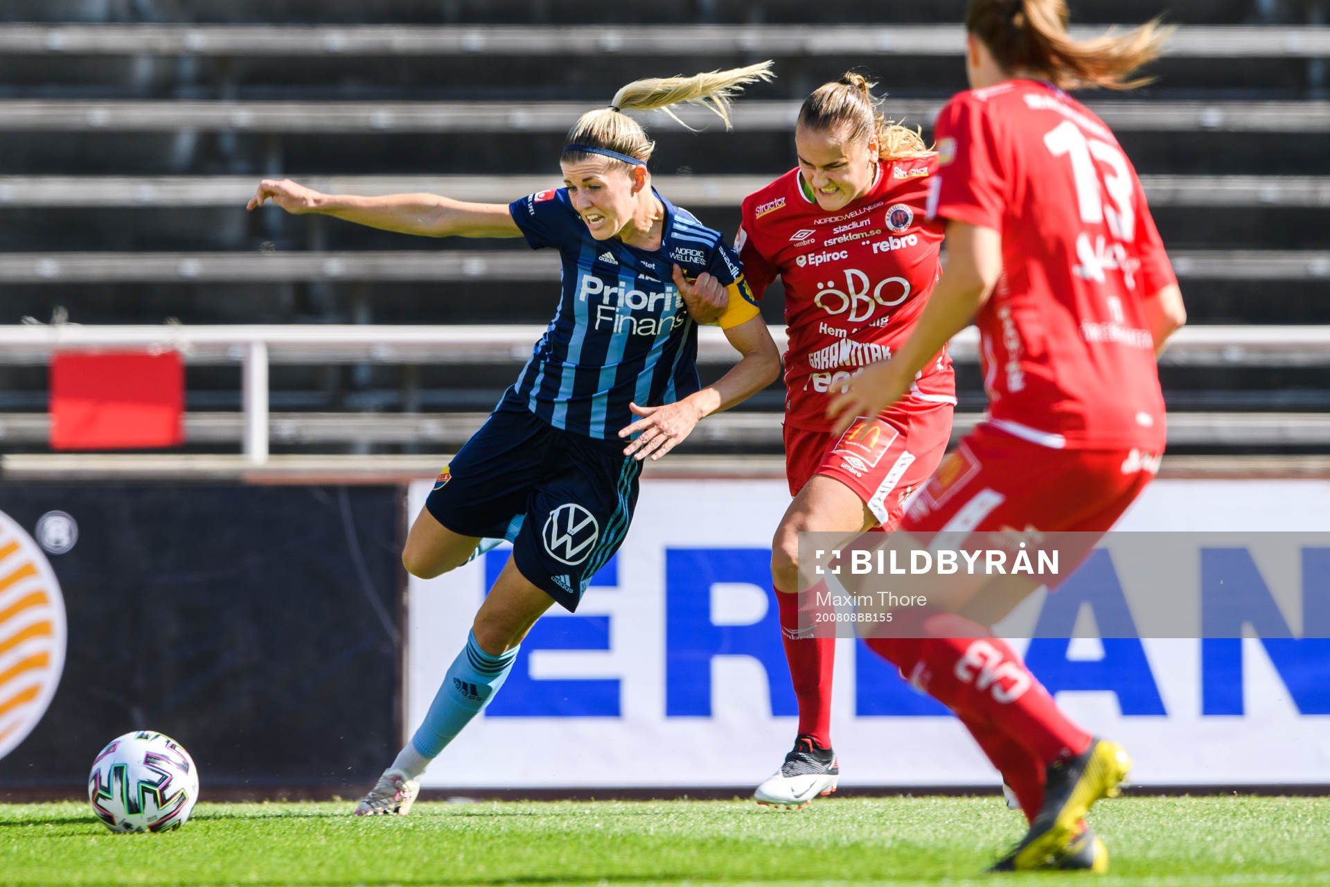 Djurgårdens Olivia Schough och Örebros Elli Pikkujämsä