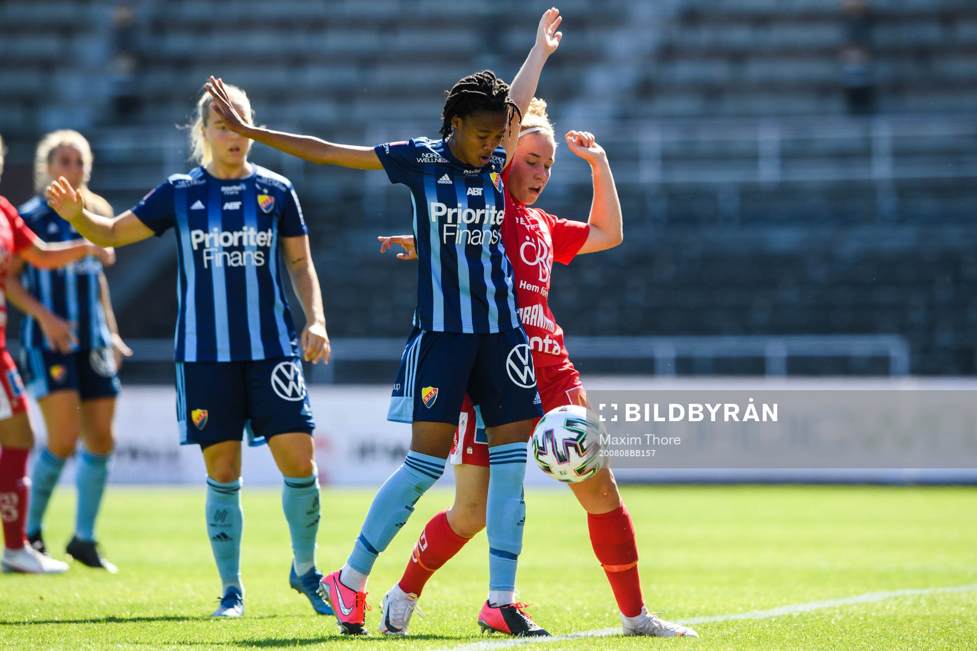 Djurgårdens Linda Motlhalo och Örebros Heidi Kollanen