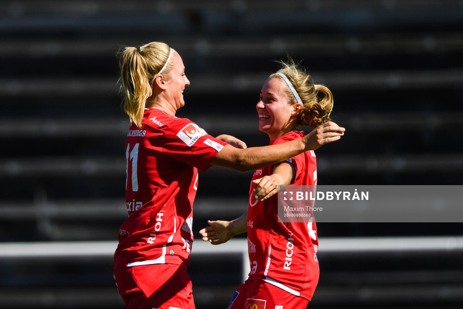 Örebros Heidi Kollanen och Karin Lundin jublar