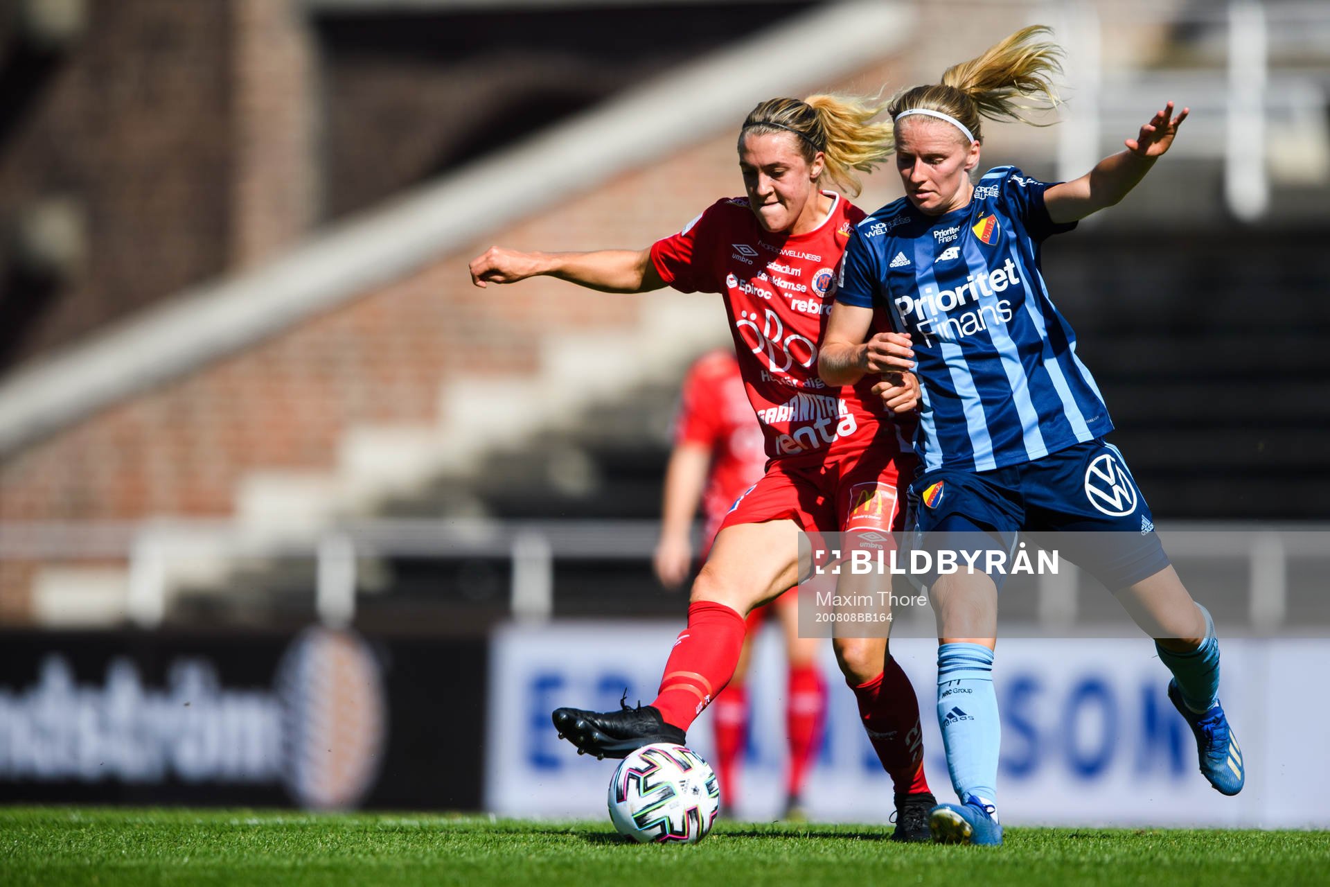 Örebros Freja Olofsson och Djurgårdens Amander Kander under fotbollsmatchen i Damallsvenskan mellan Djurgården och Örebro den 8 augusti 2020 i Stockholm.