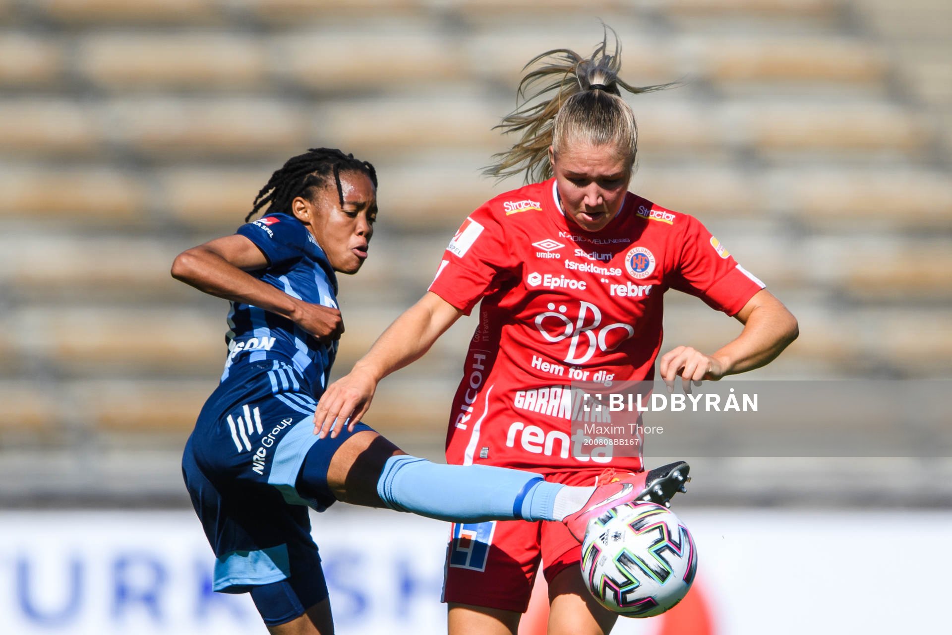 Djurgårdens Linda Motlhalo och Örebros Cajsa Åkerberg under fotbollsmatchen i Damallsvenskan mellan Djurgården och Örebro den 8 augusti 2020 i Stockholm.
