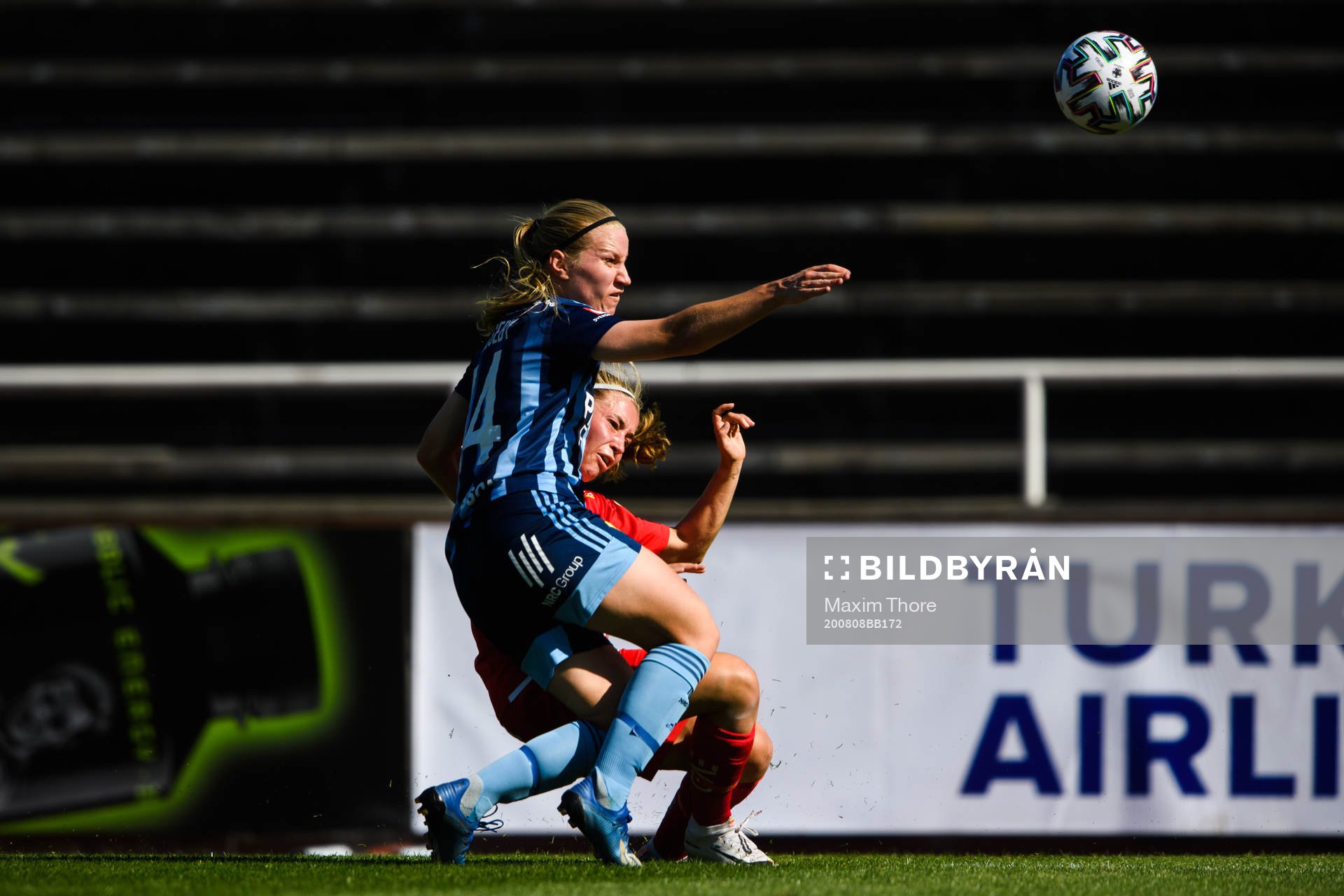 Djurgårdens Camilla Huseby och Örebros Heidi Kollanen under fotbollsmatchen i Damallsvenskan mellan Djurgården och Örebro den 8 augusti 2020 i Stockholm.