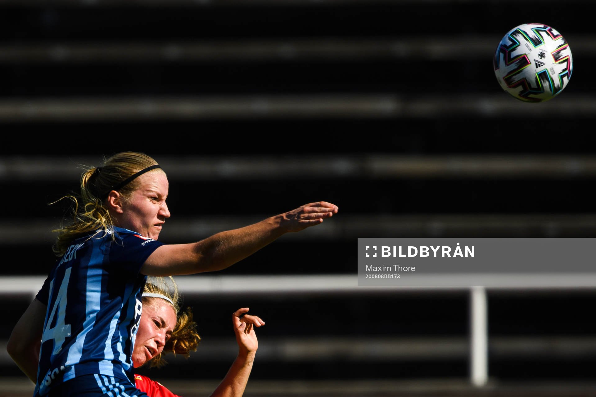 Djurgårdens Camilla Huseby och Örebros Heidi Kollanen under fotbollsmatchen i Damallsvenskan mellan Djurgården och Örebro den 8 augusti 2020 i Stockholm.