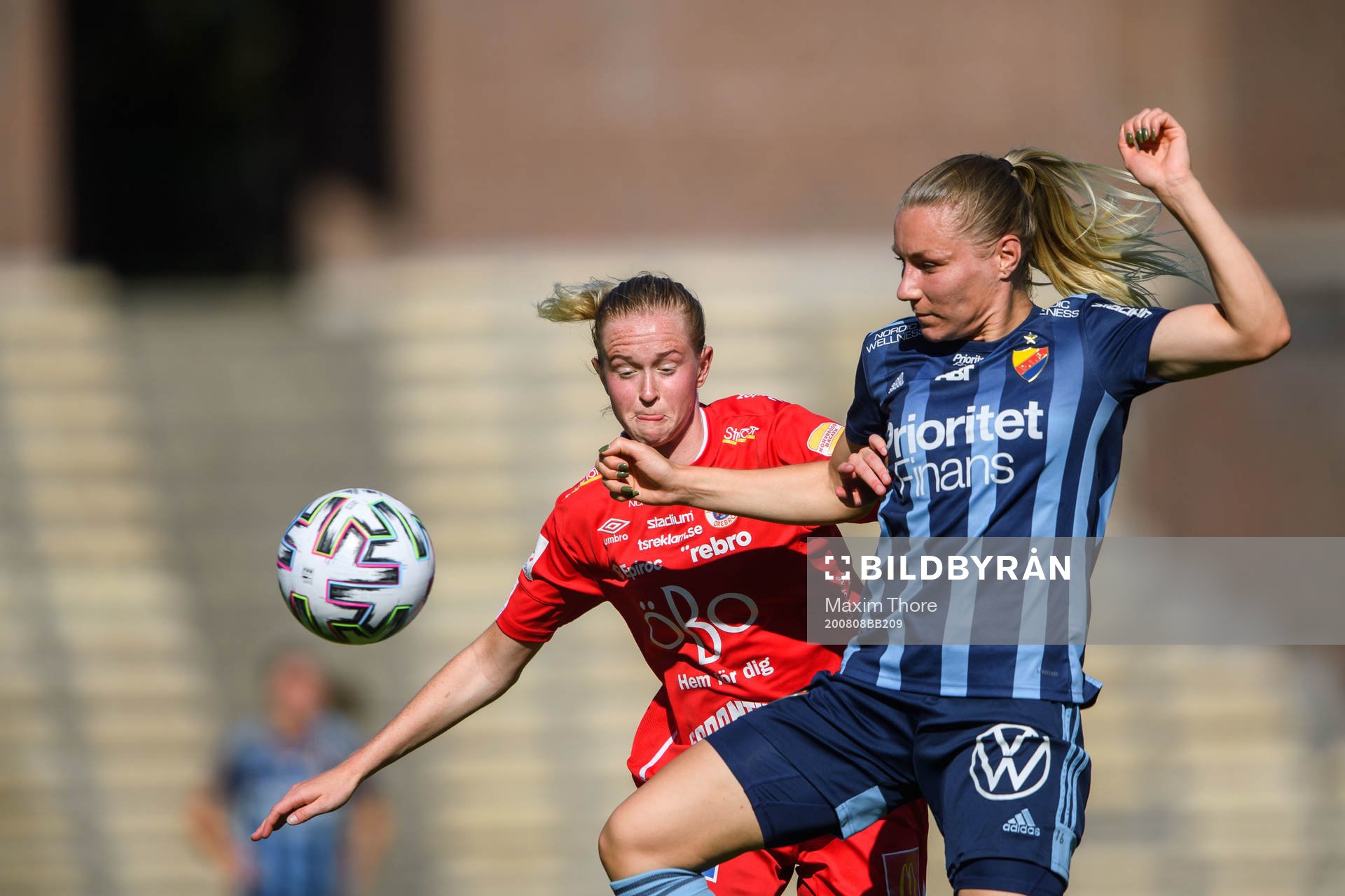Örebros Emma Östlund och Djurgårdens Simone Edefall