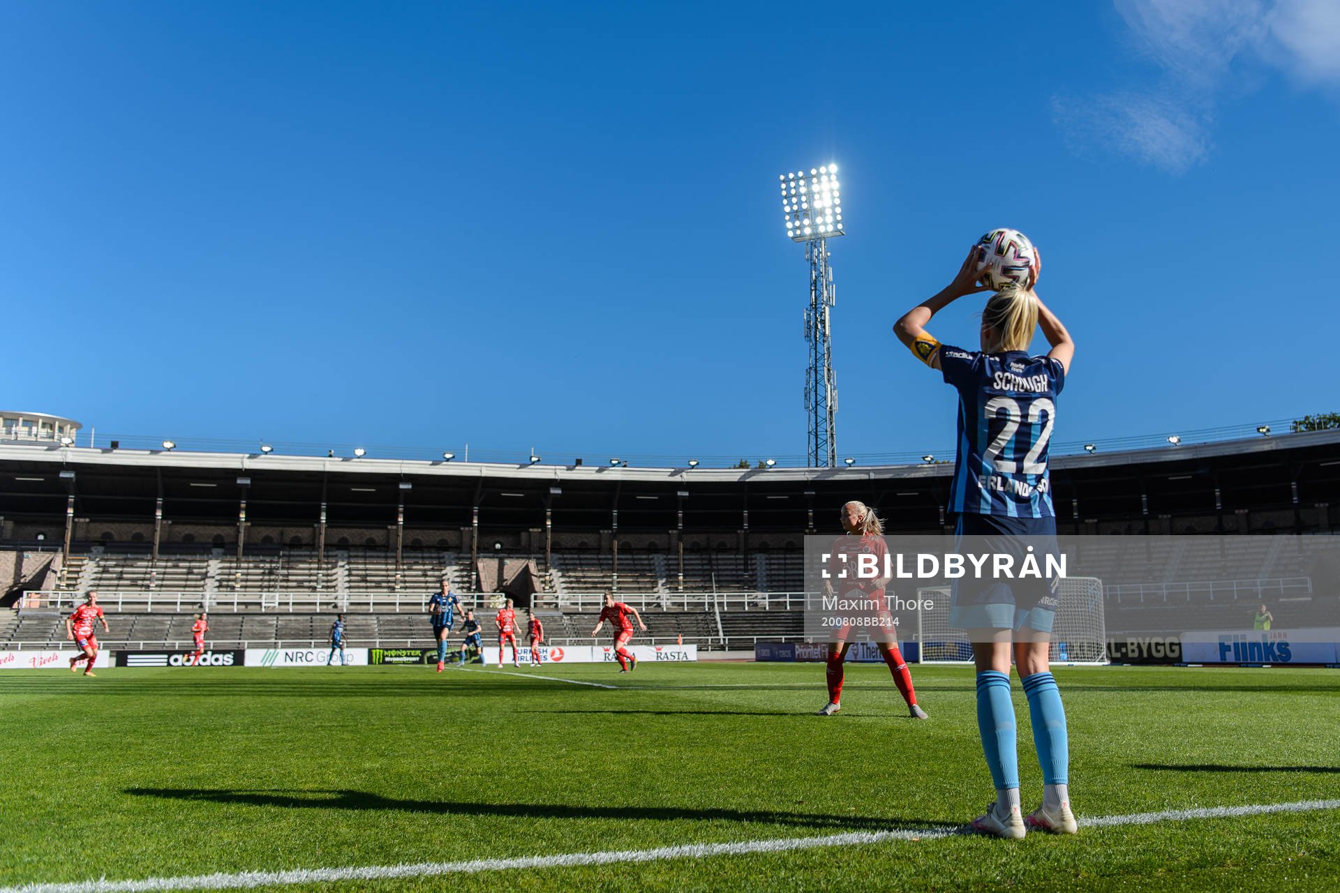 Djurgårdens Olivia Schough med ett inkast under fotbollsmatchen i Damallsvenskan mellan Djurgården och Örebro den 8 augusti 2020 i Stockholm.