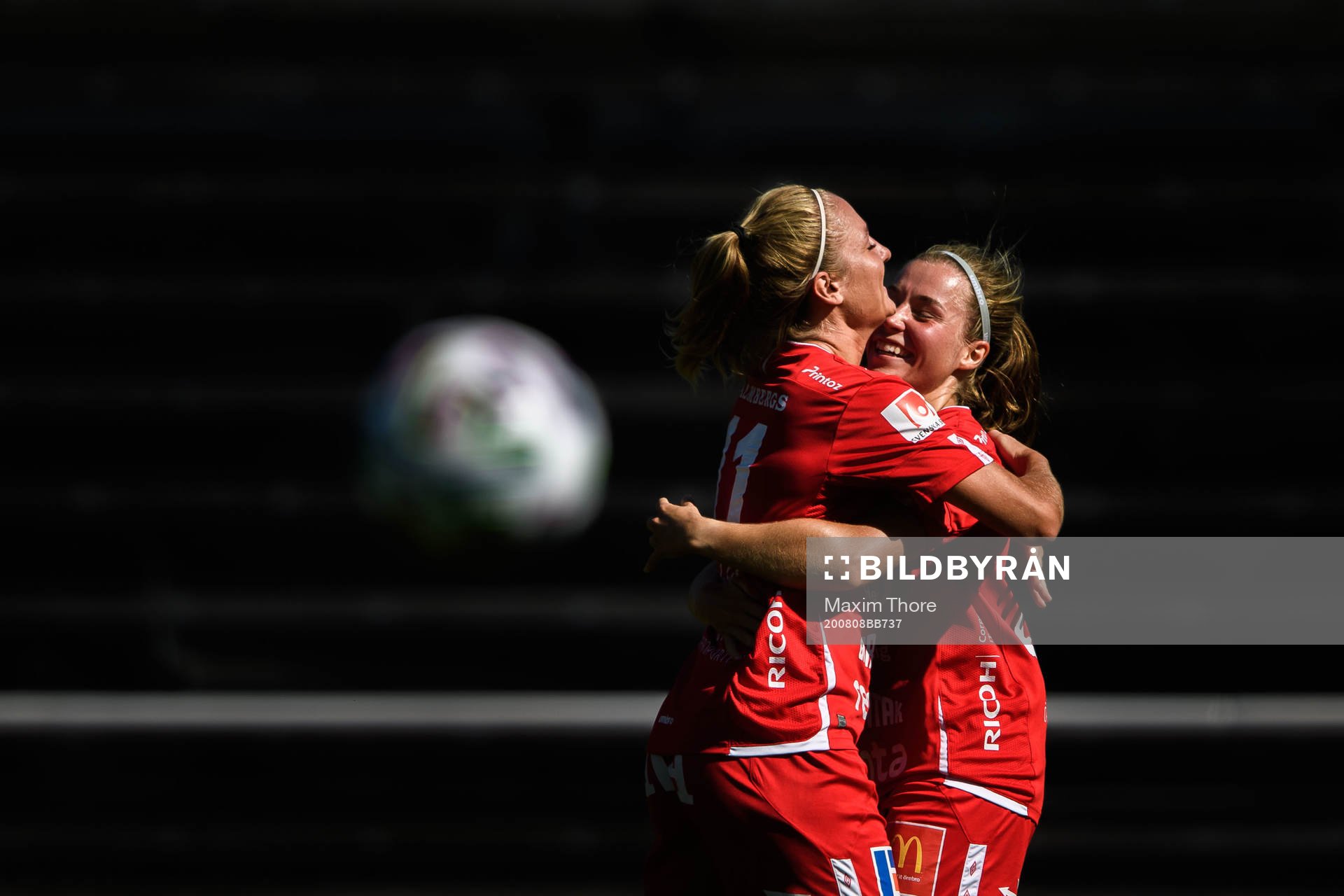 Örebros Heidi Kollanen och Karin Lundin jublar