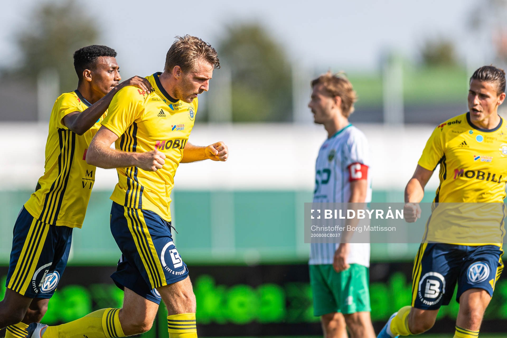 Ängelholms Joseph Getachew, Johan Oremo och Philip Ljung jublar efter 2-0 under fotbollsmatchen i Div 2 Västra mellan Ängelholm och Västra Frölunda den 8 augusti 2020 i Ängelholm.