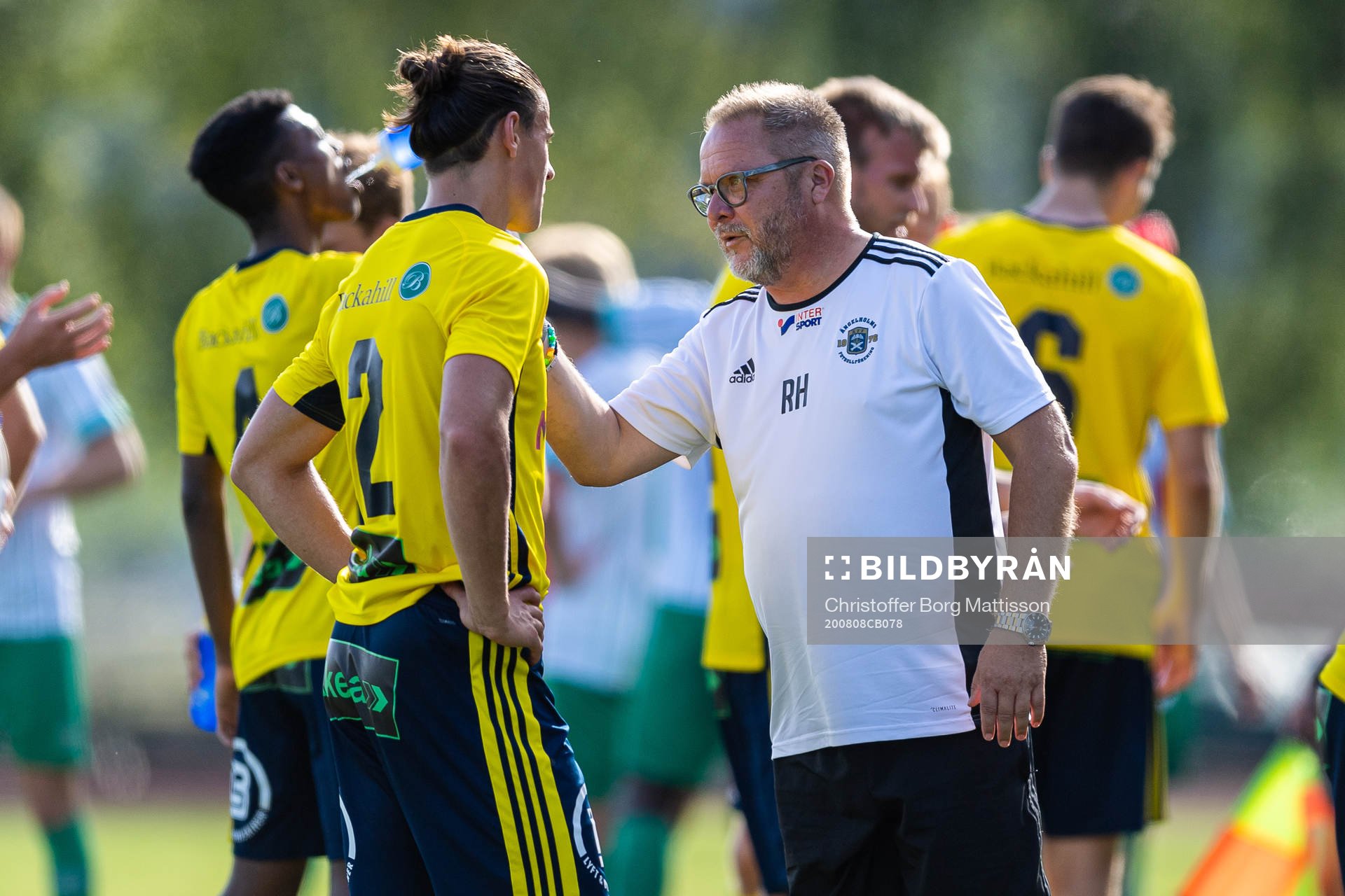 Ängelholms Philip Ljung i samtal med tränare Roar Hansen under fotbollsmatchen i Div 2 Västra mellan Ängelholm och Västra Frölunda den 8 augusti 2020 i Ängelholm.