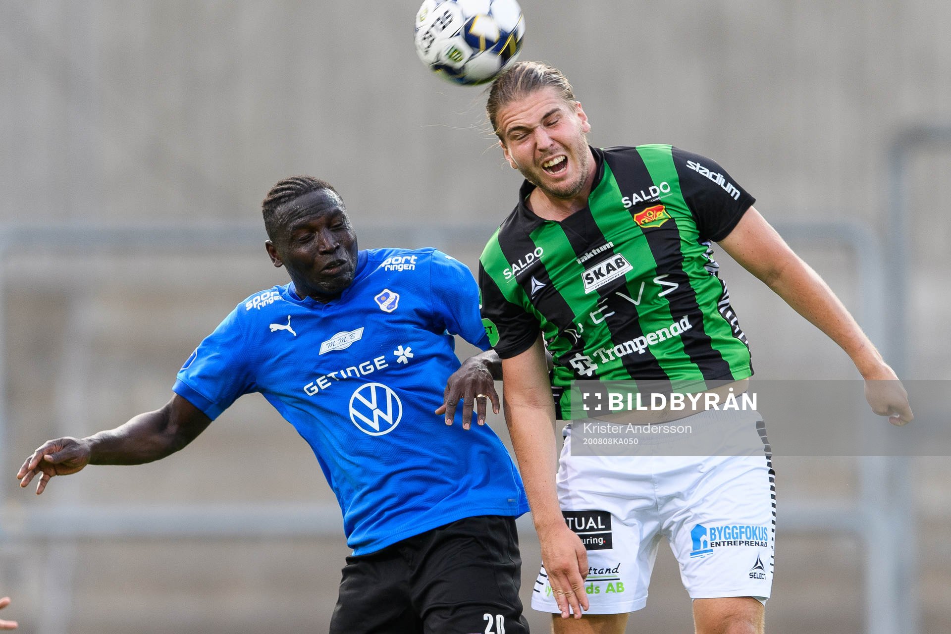 Halmstads Crespo Haestad Kamara och GAIS Charlie Weberg under fotbollsmatchen i Superettan  mellan Halmstad och GAIS den 8 augusti 2020 i Halmstad.