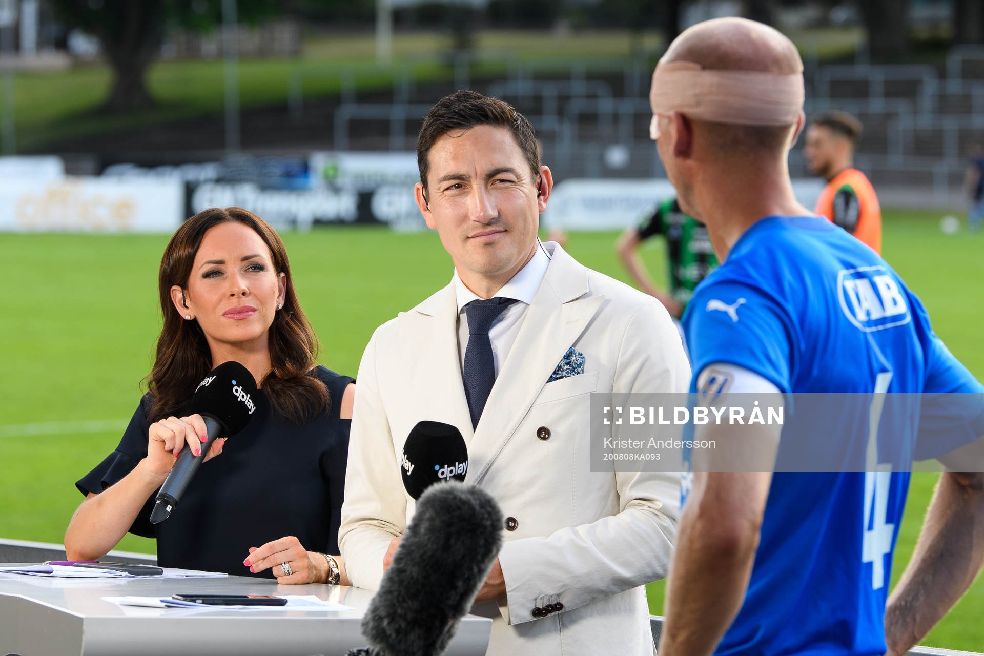 Dplay:s programledare Camilla Enström och Stefan Ishizaki under fotbollsmatchen i Superettan mellan Halmstad och GAIS den 8 augusti 2020 i Halmstad.