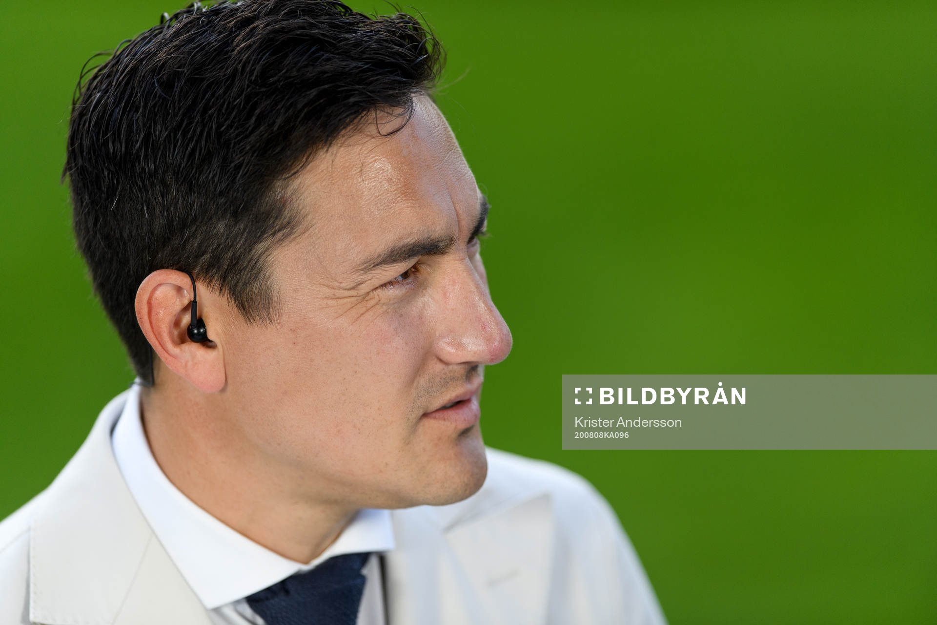 Dplay:s programledare Stefan Ishizaki under fotbollsmatchen i Superettan  mellan Halmstad och GAIS den 8 augusti 2020 i Halmstad.